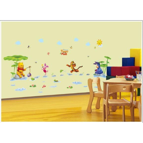 Decal trang trí tường Gấu Pooh câu cá cùng các Bạn