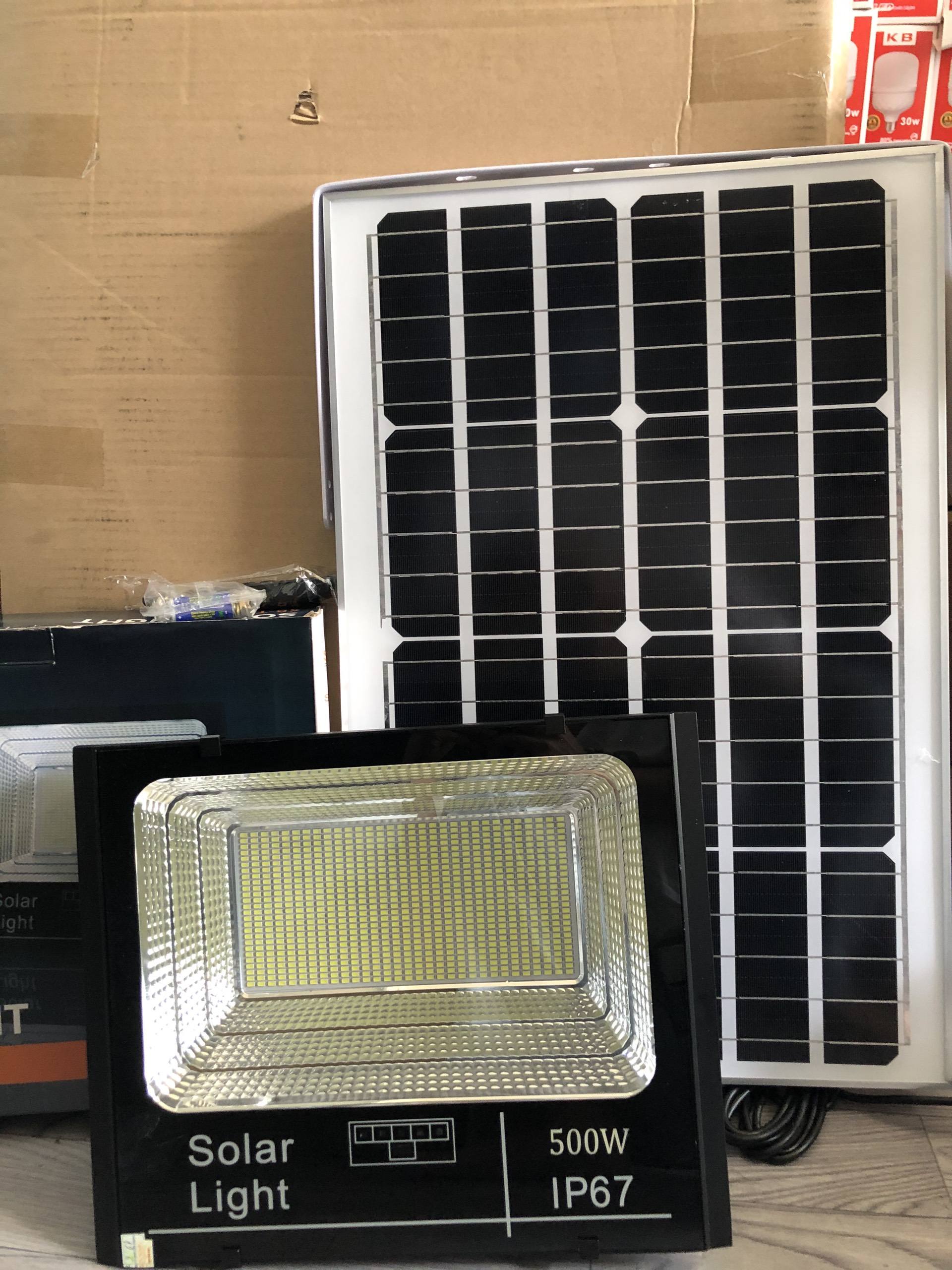 Đèn pha led năng lượng mặt trời  500W cao cấp siêu sáng  có báo pin chống nước tuyệt đối sử dụng trong nhà và ngoài sân đều tốt bảo hành sản phẩm 2 năm