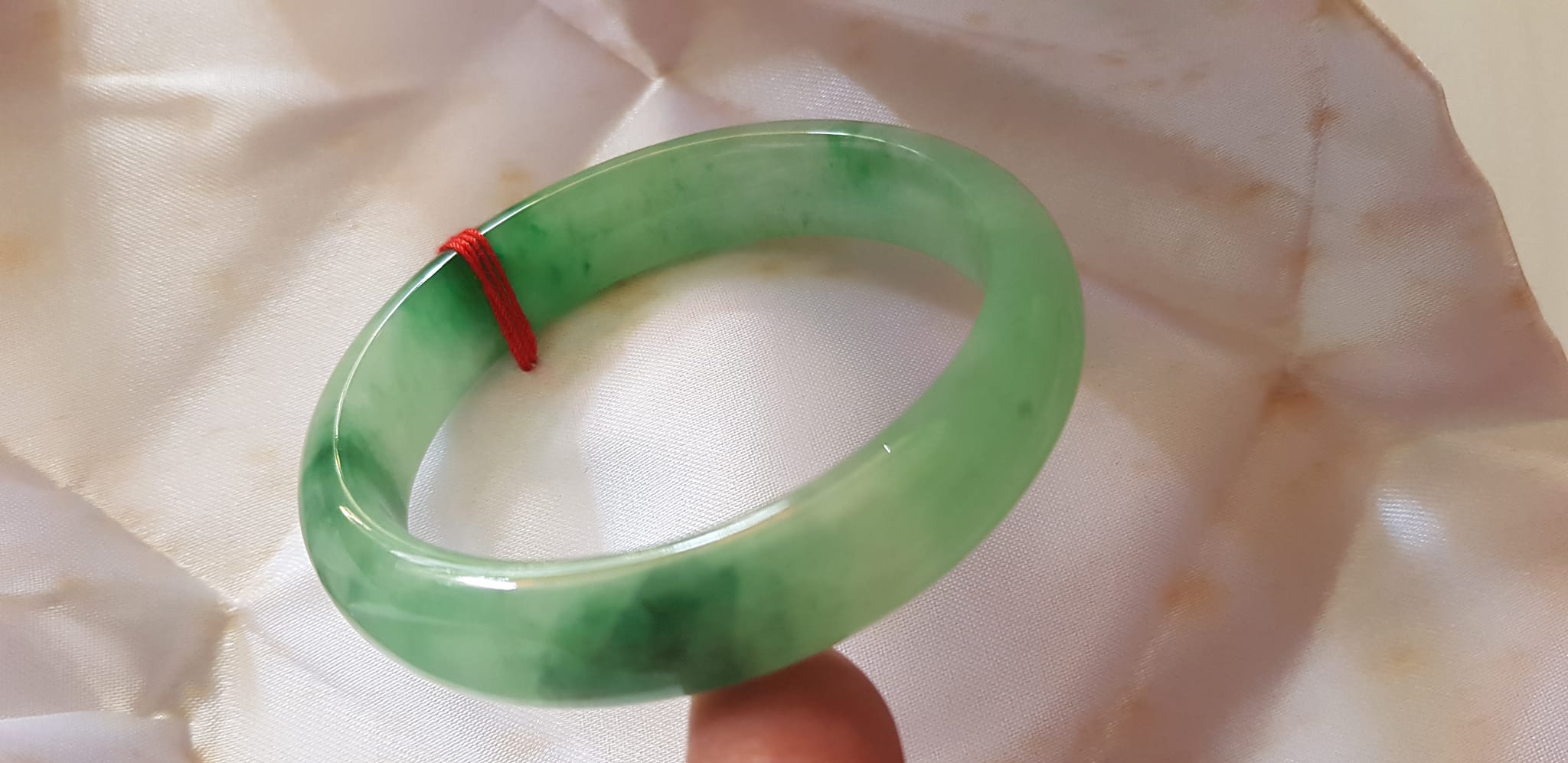 Vòng Cẩm Thạch tự nhiên Bản Hẹ Sịn size 53mm x cao 12mm x dầy 7mm màu xanh lý tươi bóng đẹp nữ 51kg - 56kg đeo ạ