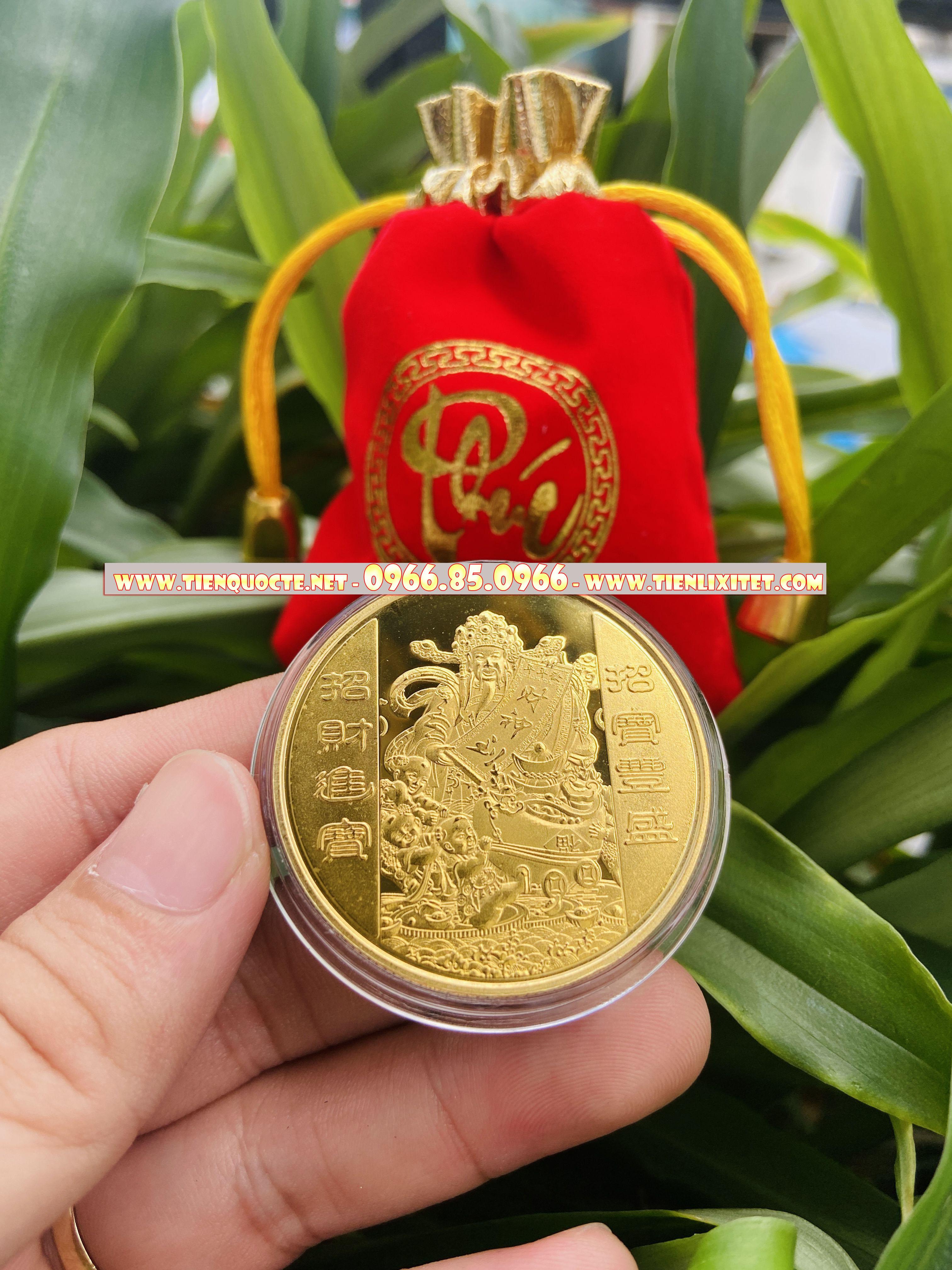 Ti.ền lì xì tết 2023 Đồng Ti.ền Xu Ông Thần Tài Mạ Vàng Tặng Kèm Móc Khóa Túi Gấm Nhung Phúc Lộc Phong Thủy May Mắn QTLNC000150