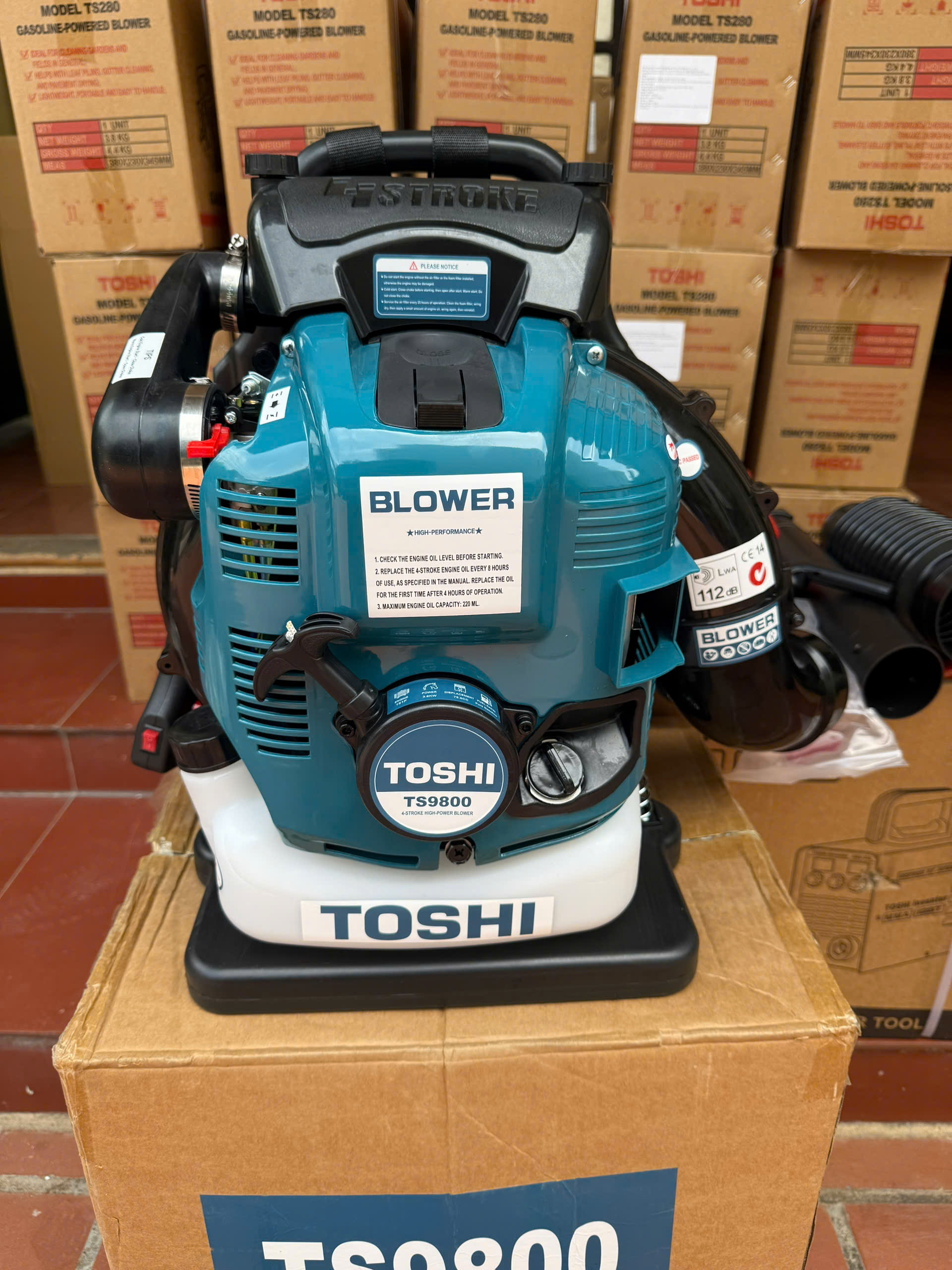 Máy thổi lá, thổi bụi công nghiệp 4 thì TOSHI 75.6CC CÔNG SUẤT 3.9kw