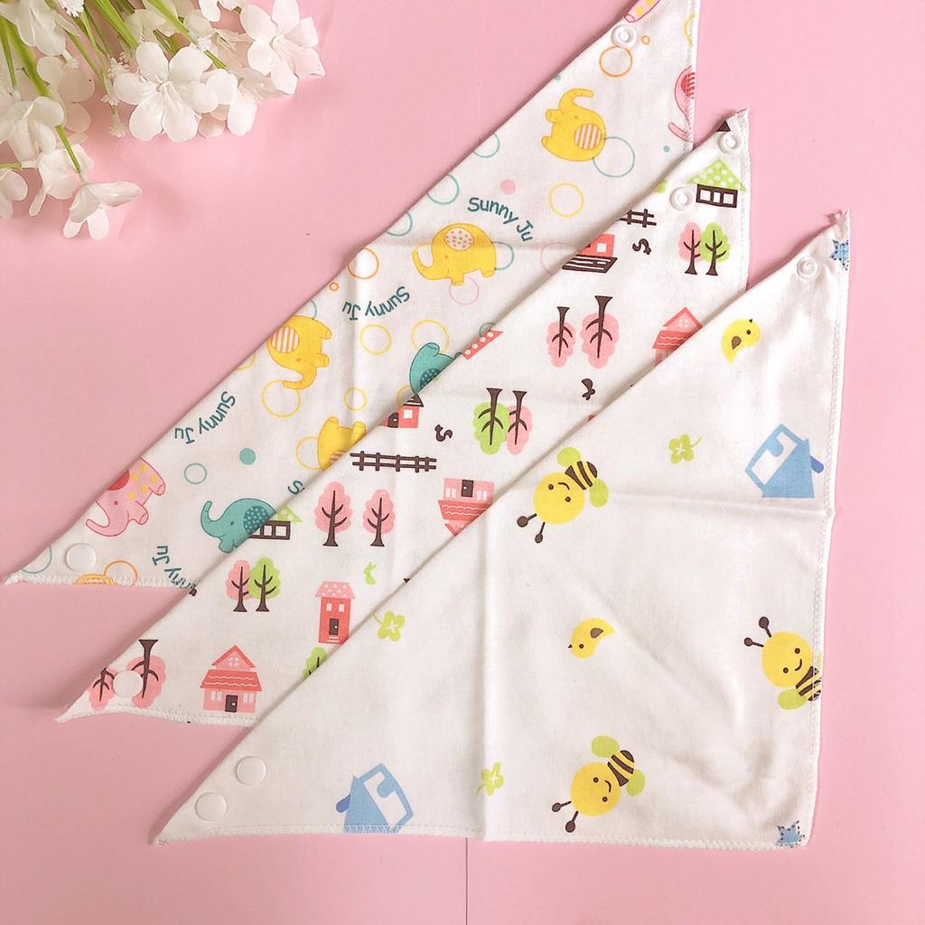 Khăn yếm tam giác 2 lớp cho bé chất liệu cotton mềm, có cúc bấm tiện lợi, nhiều họa tiết đáng yêu