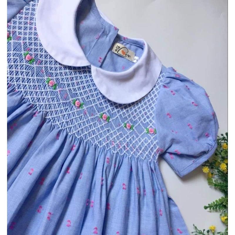 Đầm smock xanh cổ sen trắng, thêu hoa hồng