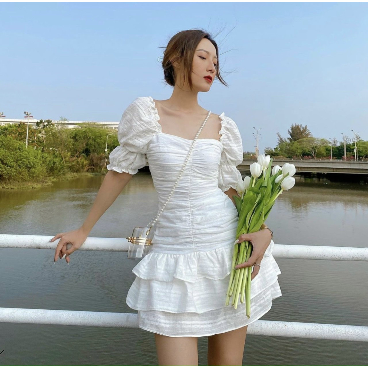 Đầm trắng nhún thân, rút dây thân tầng M.O.N Boutique