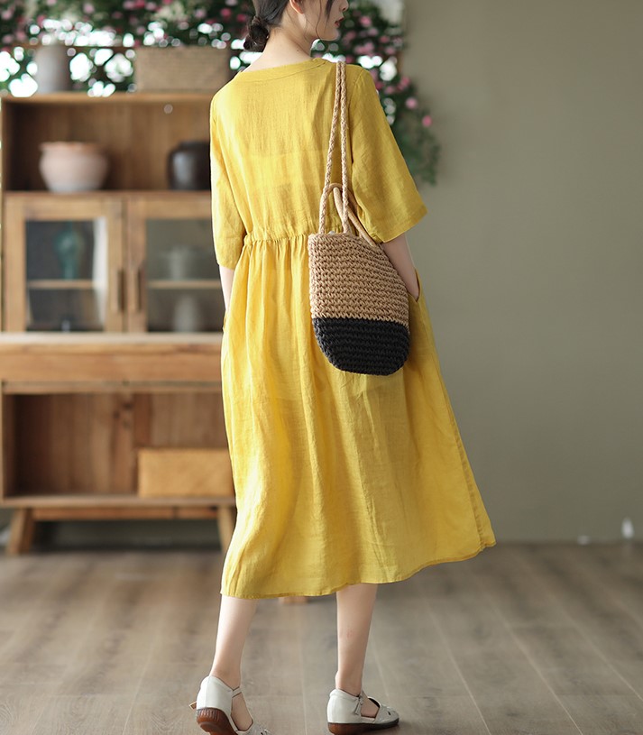 Váy linen vàng thêu hoa trước ngực dáng dài, đầm cổ tàu ngắn tay Đũi Việt