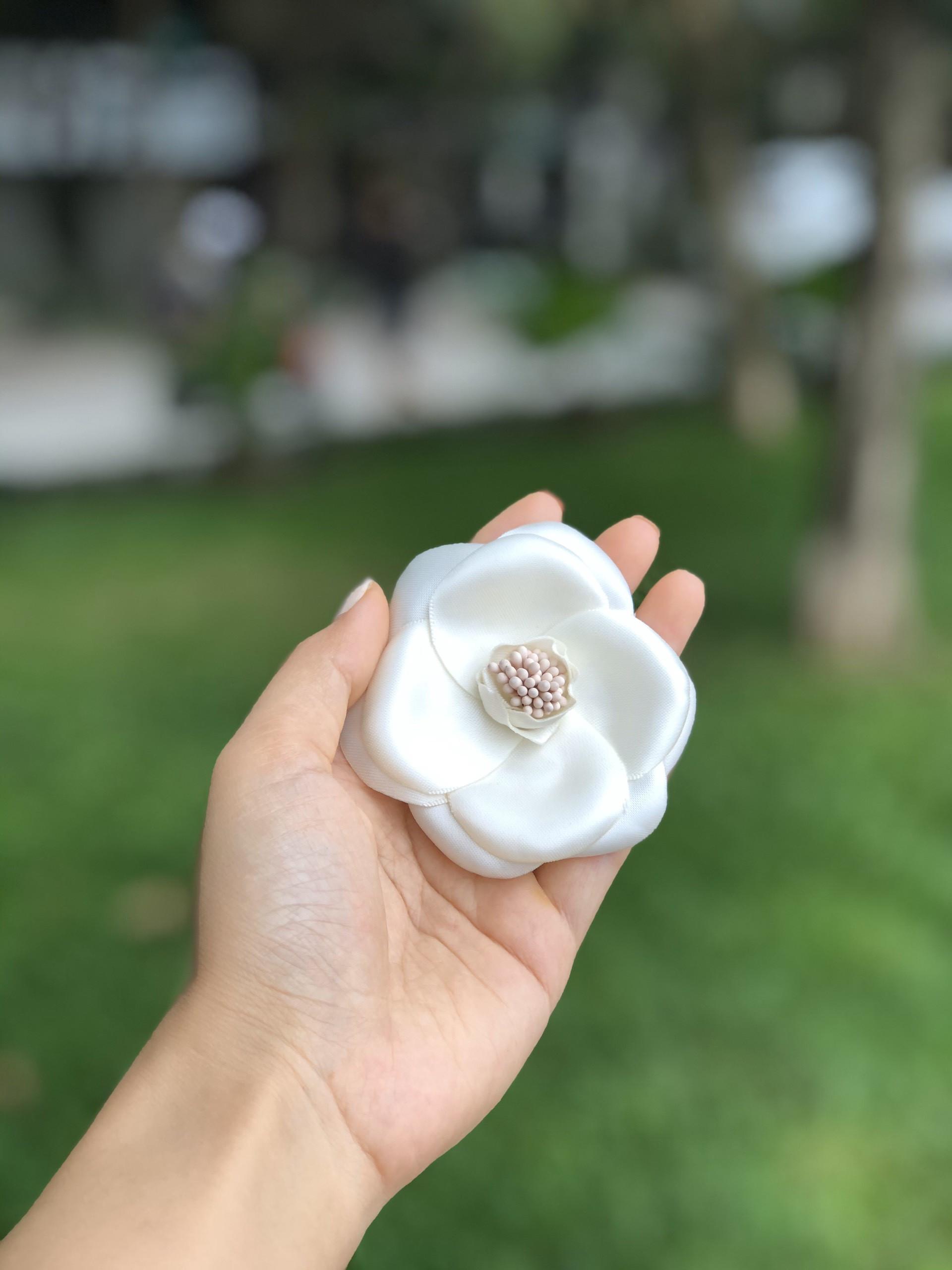 Hoa cài áo Handmade Vải lụa Hoa Trà - màu trắng (White Camellia)