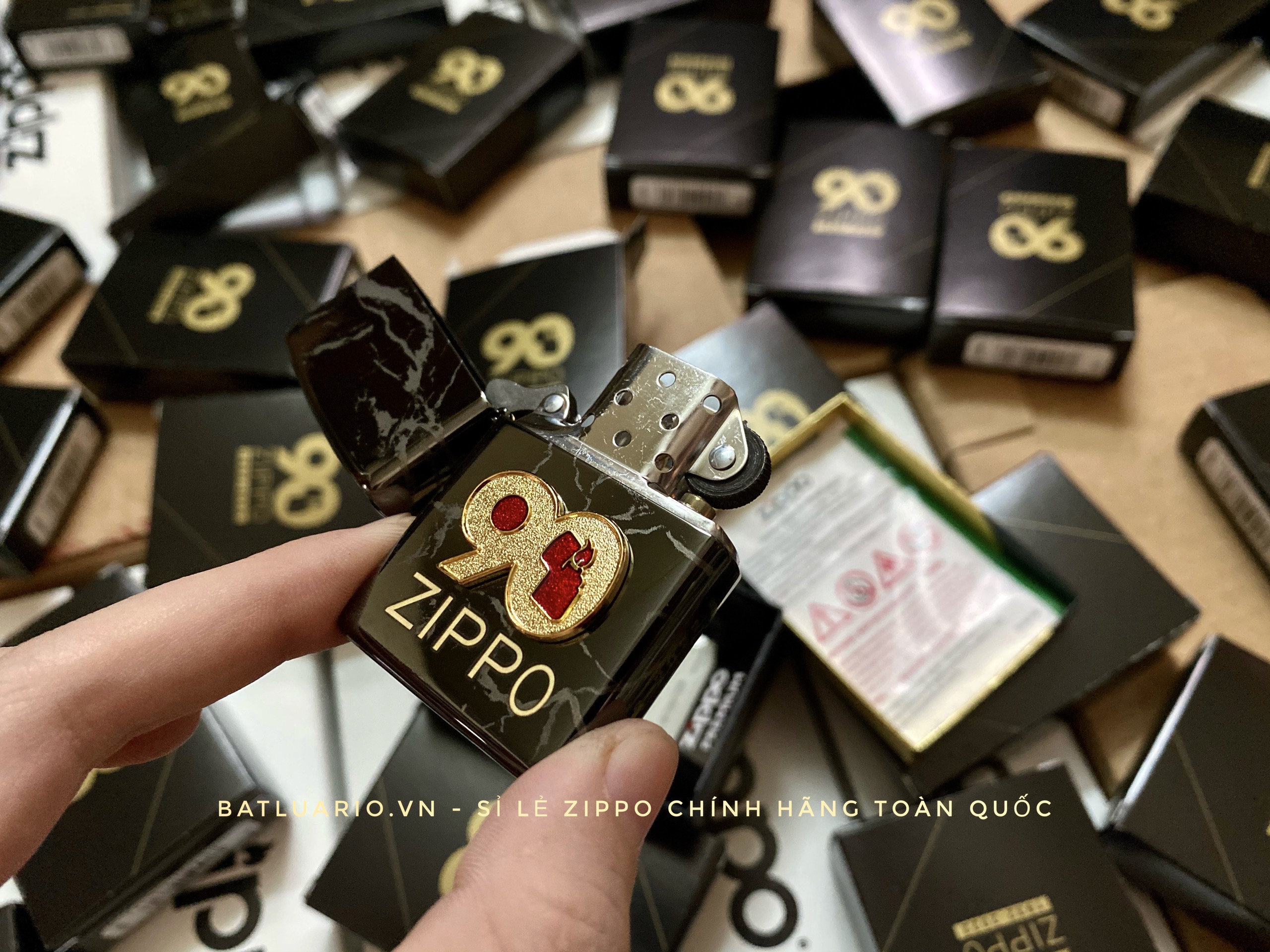 Bật Lửa Zippo Zippo 49864 – Zippo High Polish Black 90th Anniversary Commemorative