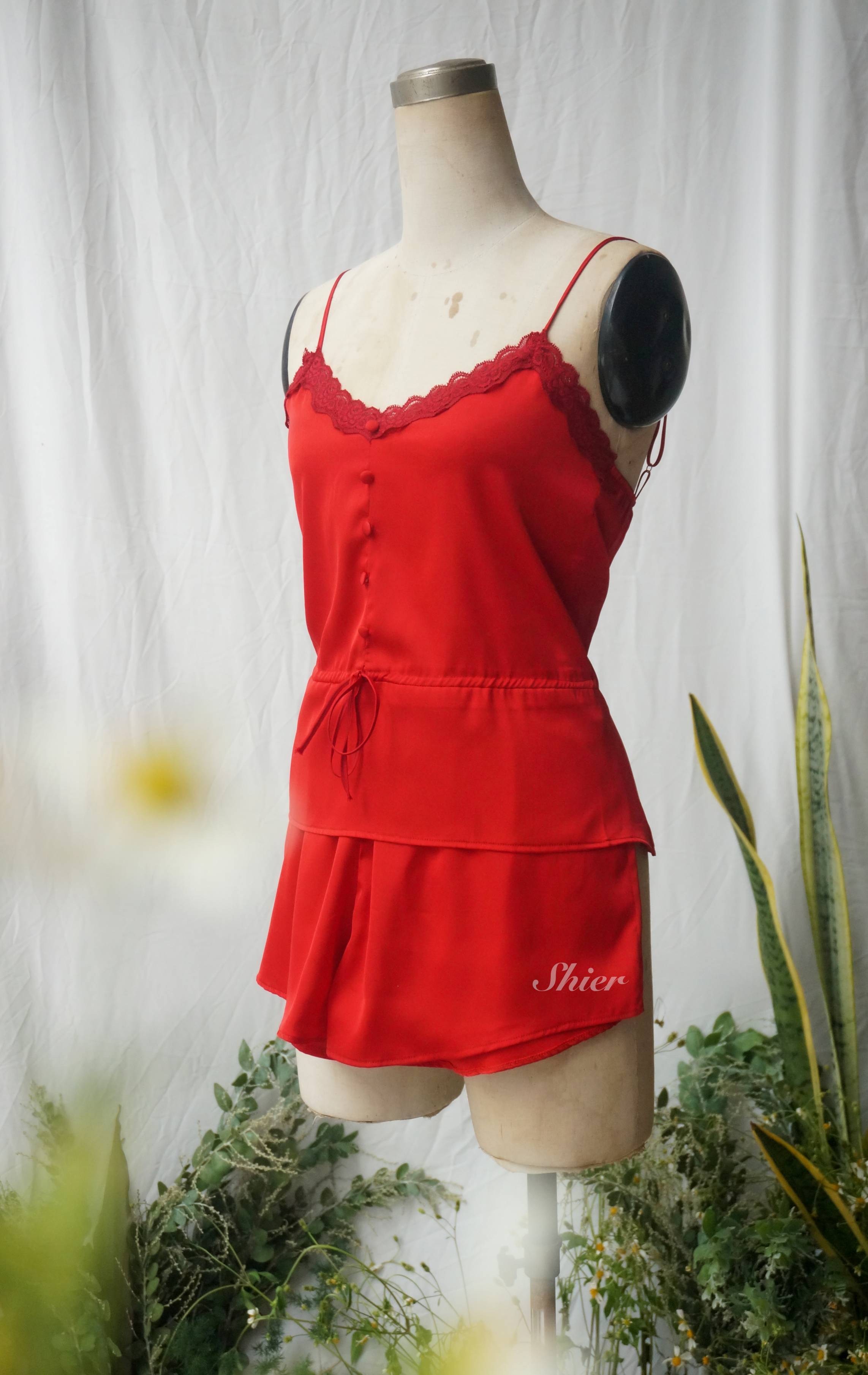 Đồ Bộ Lụa Ngắn Daisy, Bộ Quần Áo Ngủ Ngắn Quần Short Mix Kèm Áo 2 Dây Chất Lụa Mát Mịn Đồ Ngủ Mặc Nhà Chít Eo Phối Ren Nhấn Viền Ngực Tinh Tế