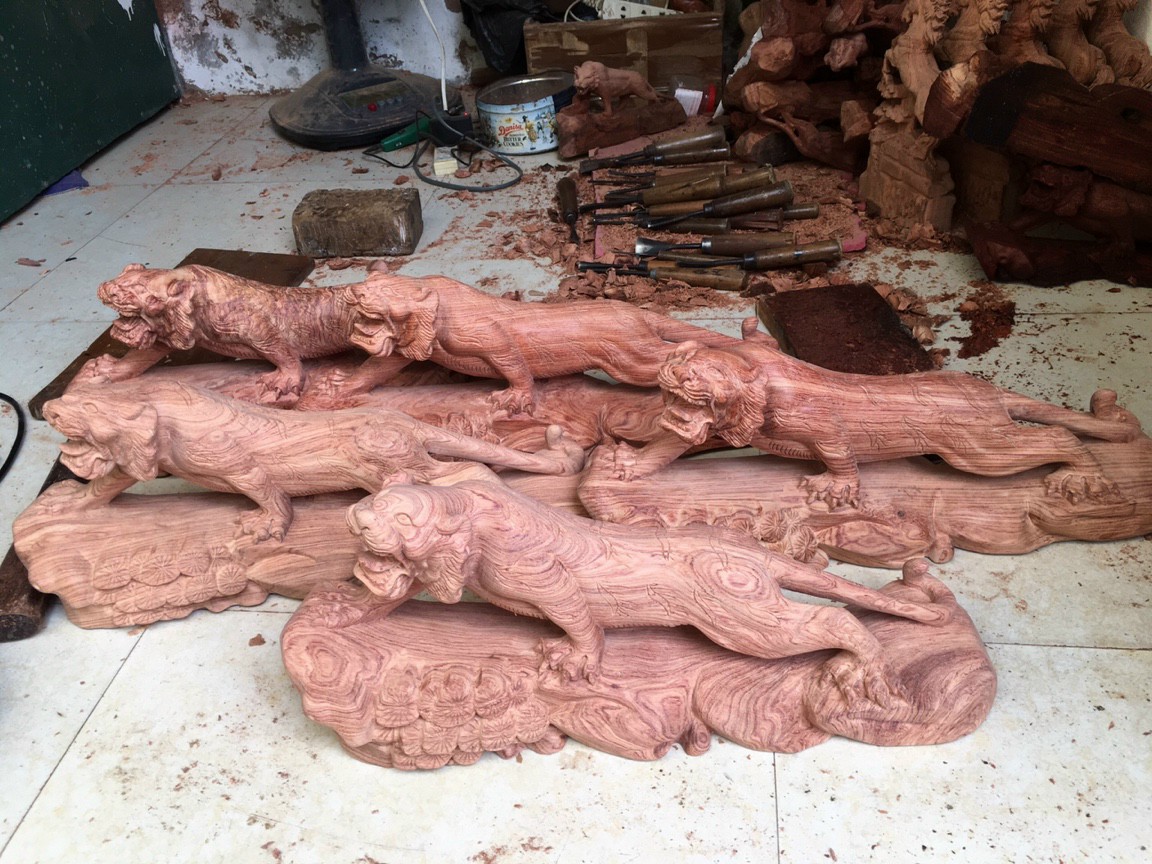 Tượng con hổ bằng gỗ hương đá  kt 50×20×12cm