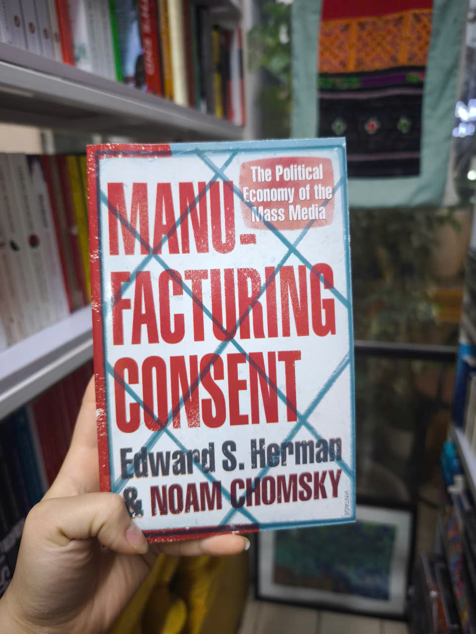 Sách - Manufacturing Consent: The Political Economy of the Mass Media by Noam Chomsky - Politics/Nonfiction/ History
