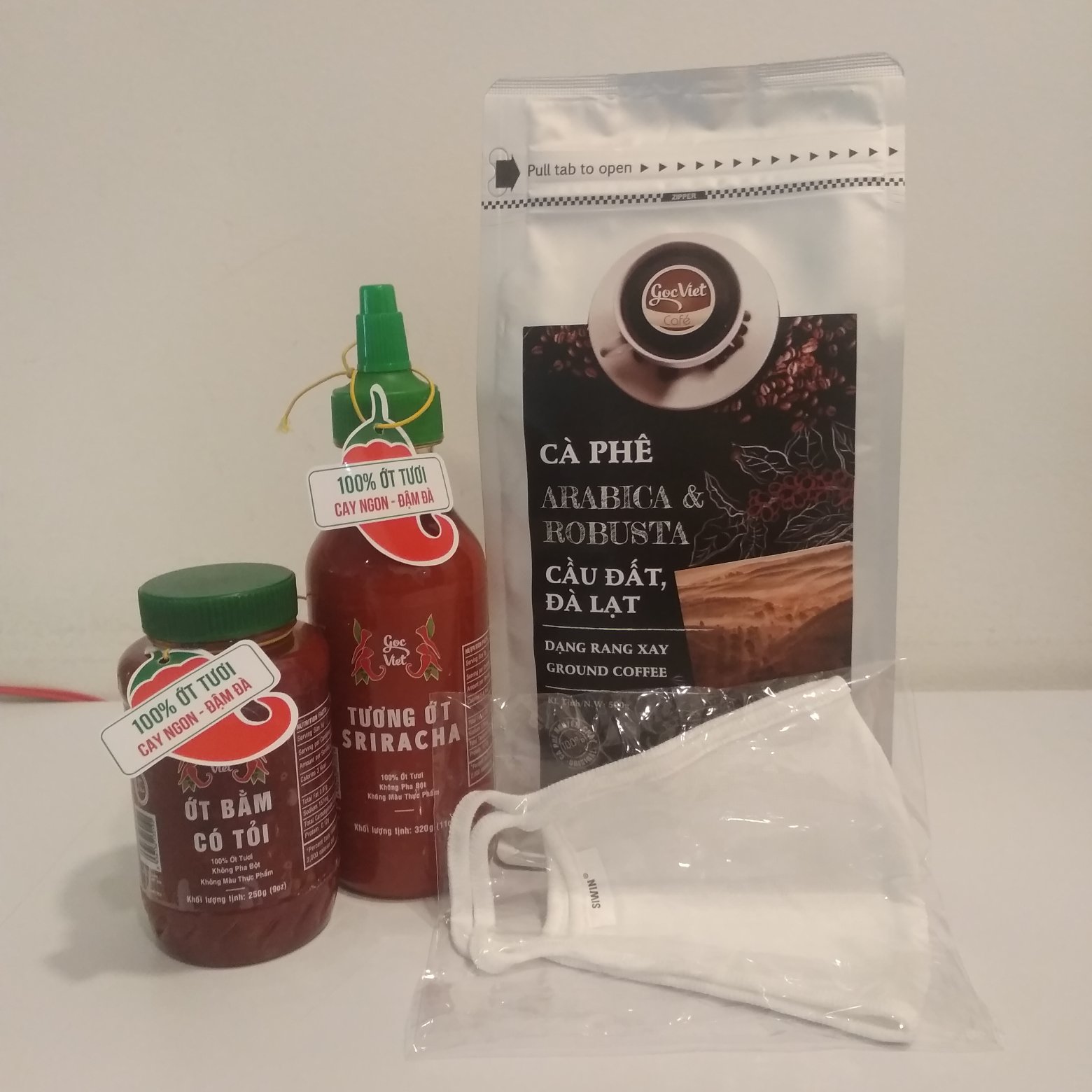 Com bo tương ớt sriracha Gốc Việt 320 g, ớt bằm có tỏi Gốc Việt 250 g, cà phê Arabica và Robustar cầu đất, đà lạt dạng rang xay 500 g. Bộ sản phẩm Thực Phẩm An Toàn GỐC VIỆT 100% nguyên chất ( tặng khẩu trang vải kháng khuẩn )