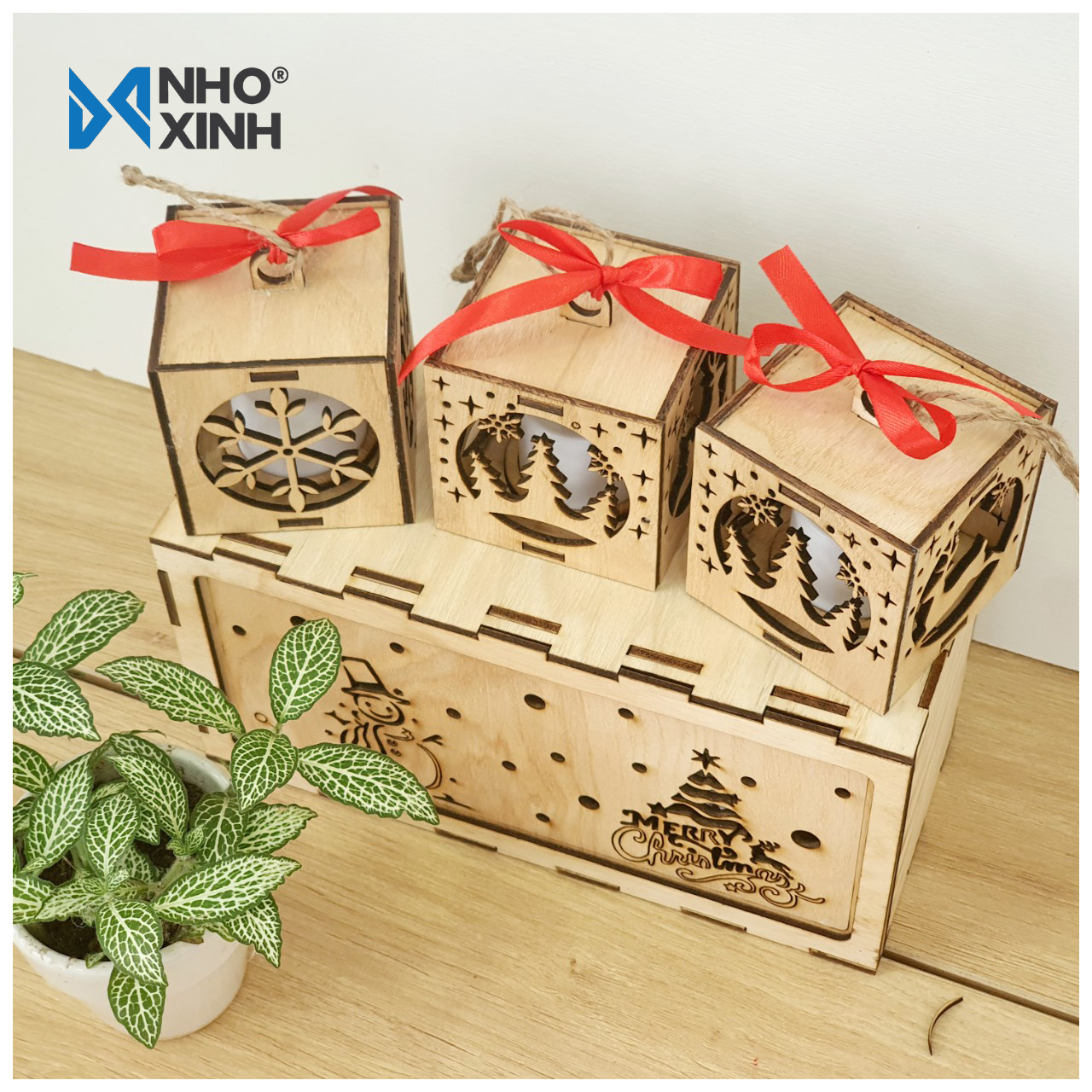 Hộp 3 đèn vuông trang trí cây thông Noel có đèn nến ánh sáng vàng, nhãn hiệu Nho Xinh, xuất xứ Việt Nam, có thể làm quà tặng, quà lưu niệm