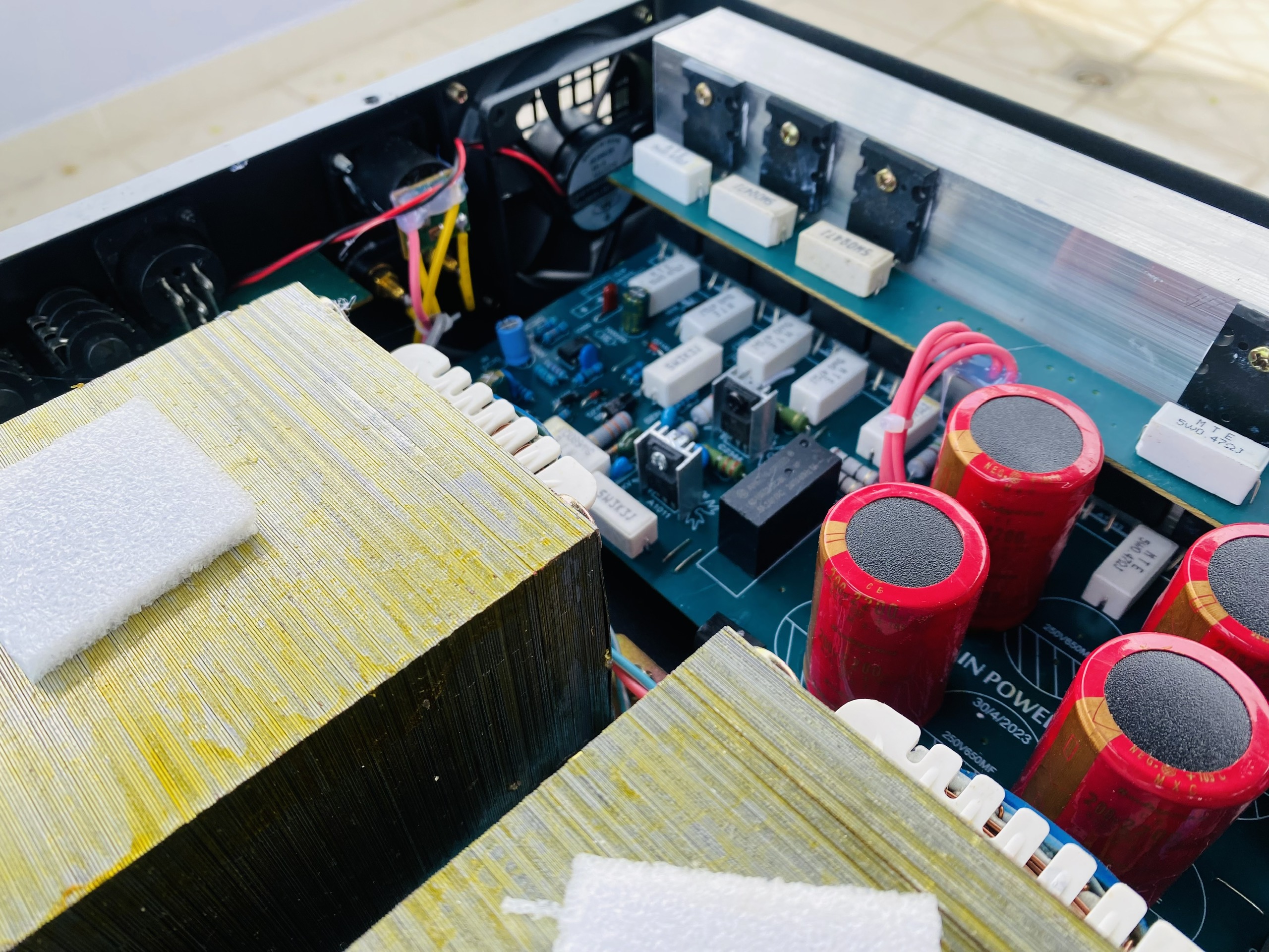 Cục Đẩy Công Suất Cao LA9000 - 2 Kênh 32 Sò - Công Suất 500W X 1 Kênh Chơi Được Loa 5 Tấc, Bảo Hành 12 Tháng. HÀNG CHÍNH HÃNG