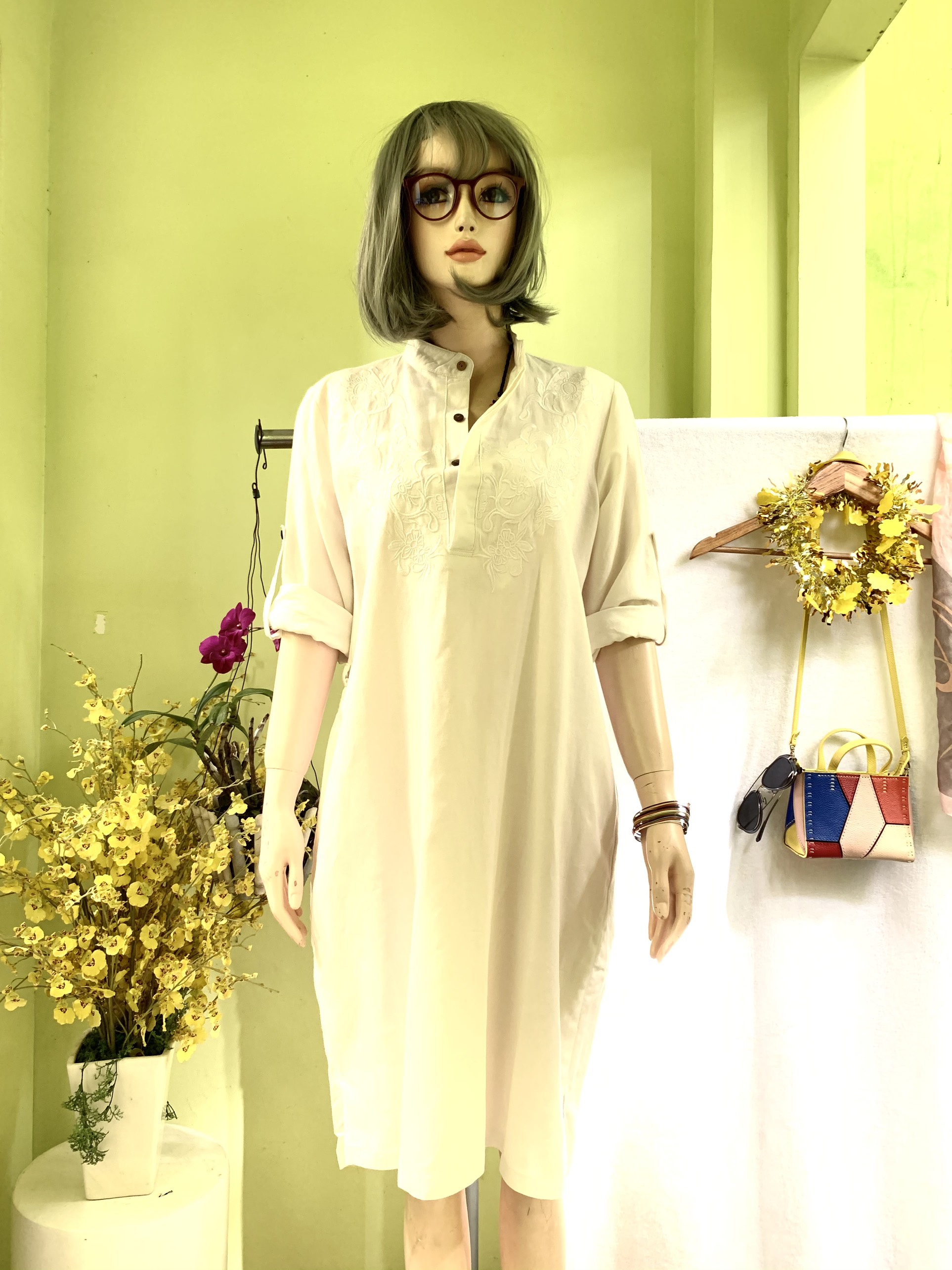 Đầm linen phong cách cổ trụ thêu họa tiết sành điệu