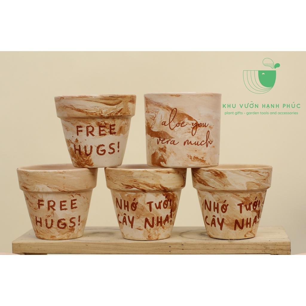 Chậu basic đất nung 2 màu loang in câu nói dễ thương - hoa văn ngẫu nhiên - chậu trồng cây để bàn xinh xắn