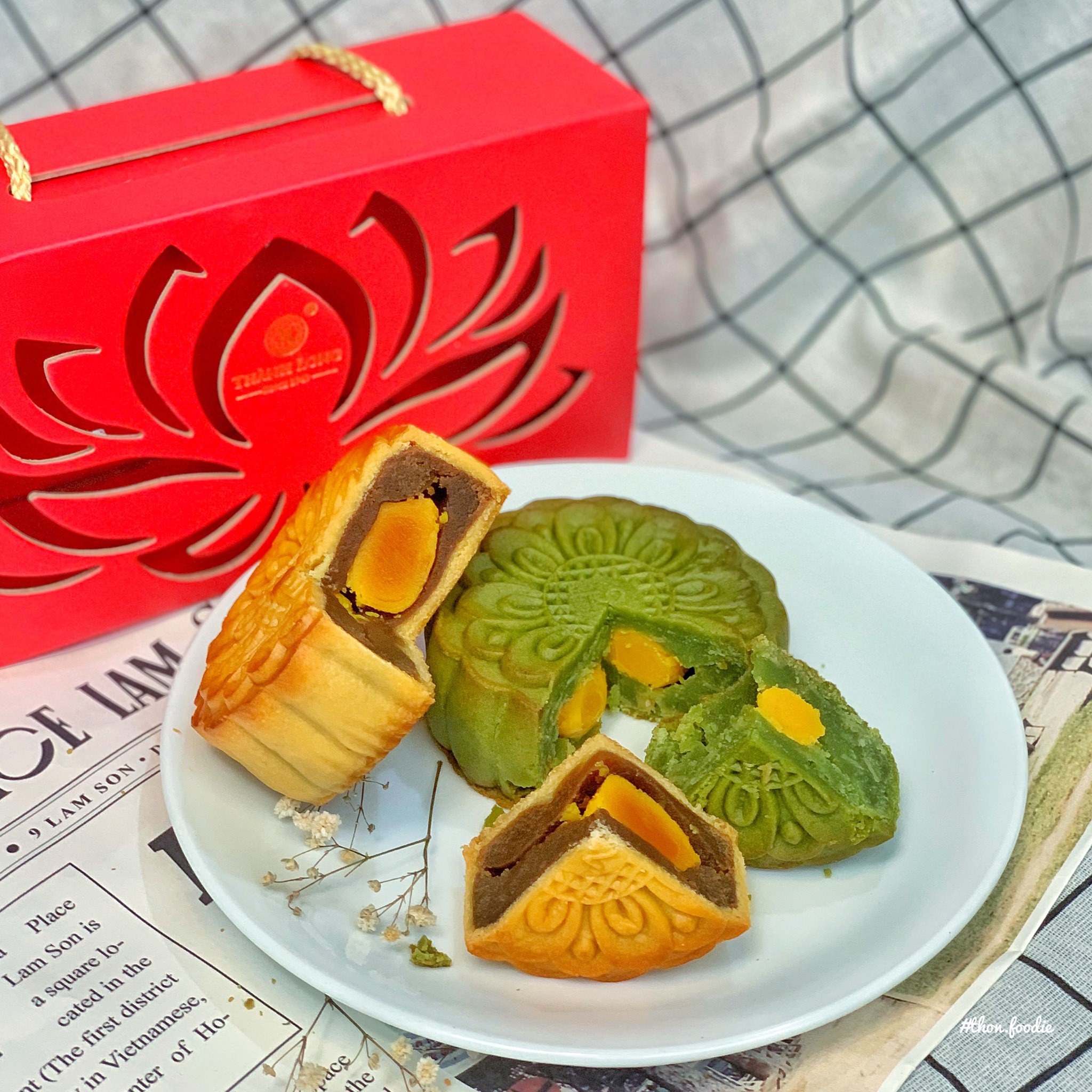 HỘP BÁNH TRUNG THU 2 BÁNH 2 TRỨNG 270G - COMBO B - THÀNH LONG (540G) - VIỆT NAM