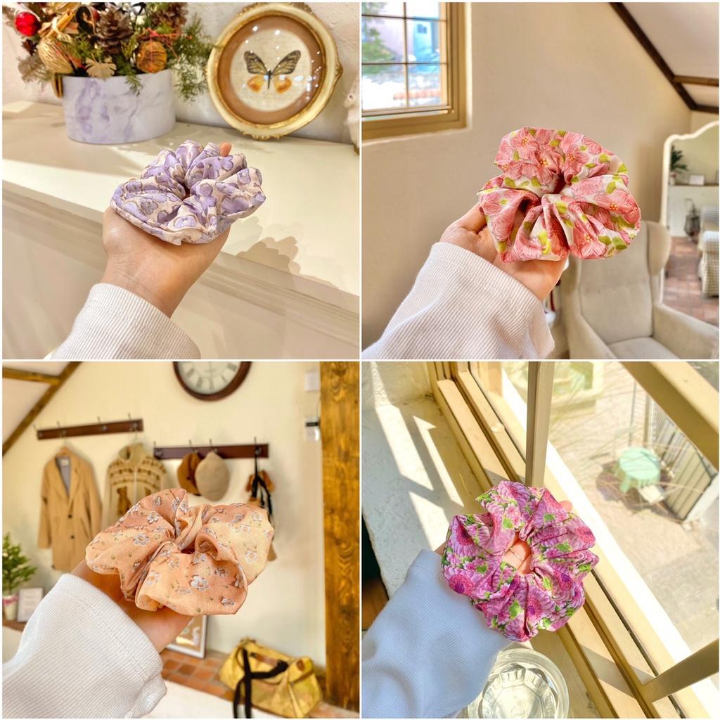 Scrunchies, cột tóc hoa về thêm mẫu mới