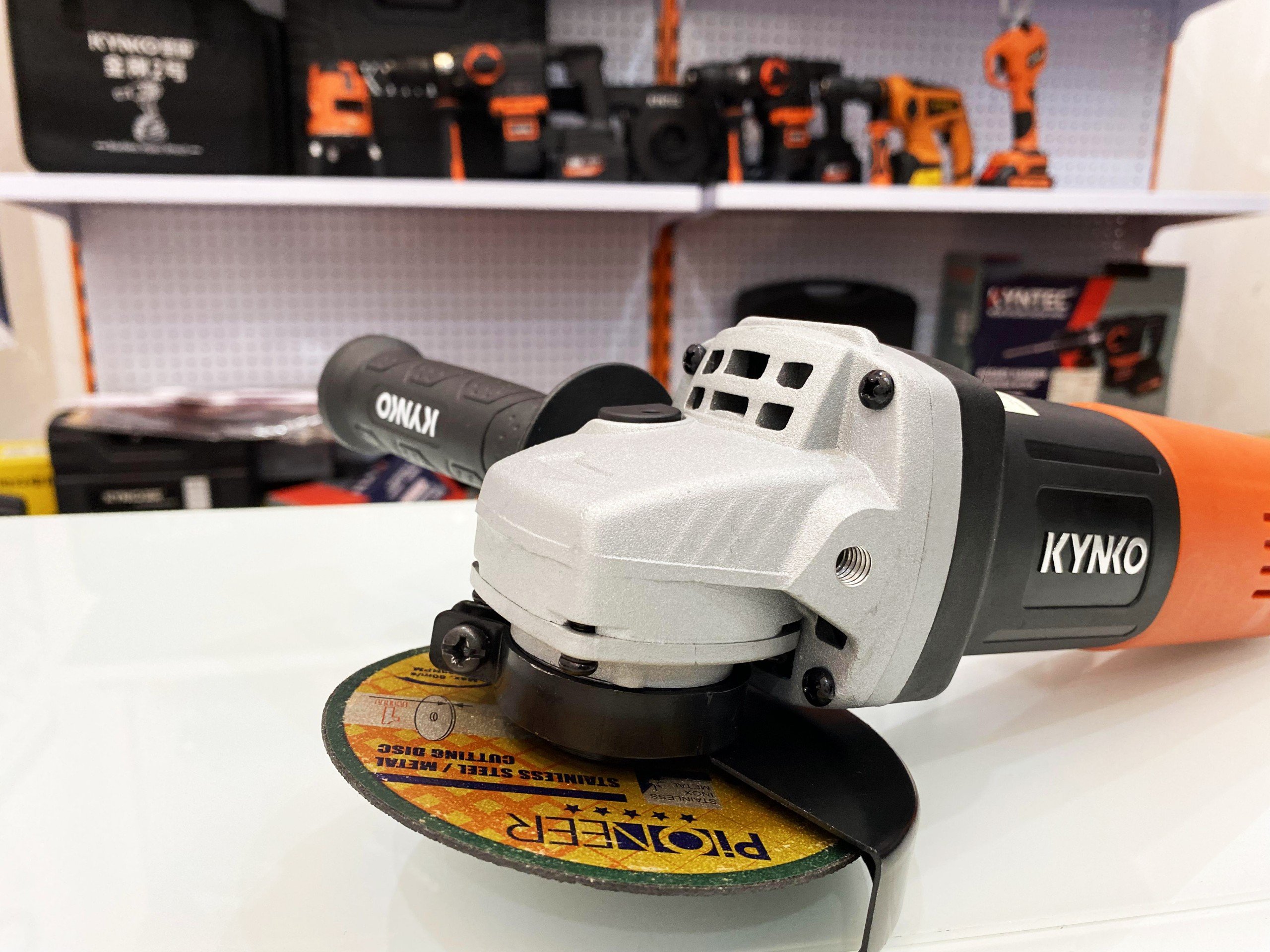 (TẶNG ĐÁ MÀI) Máy mài góc 1 tấc mài góc 100mm Kynko KD57 chính hãng (6571A)