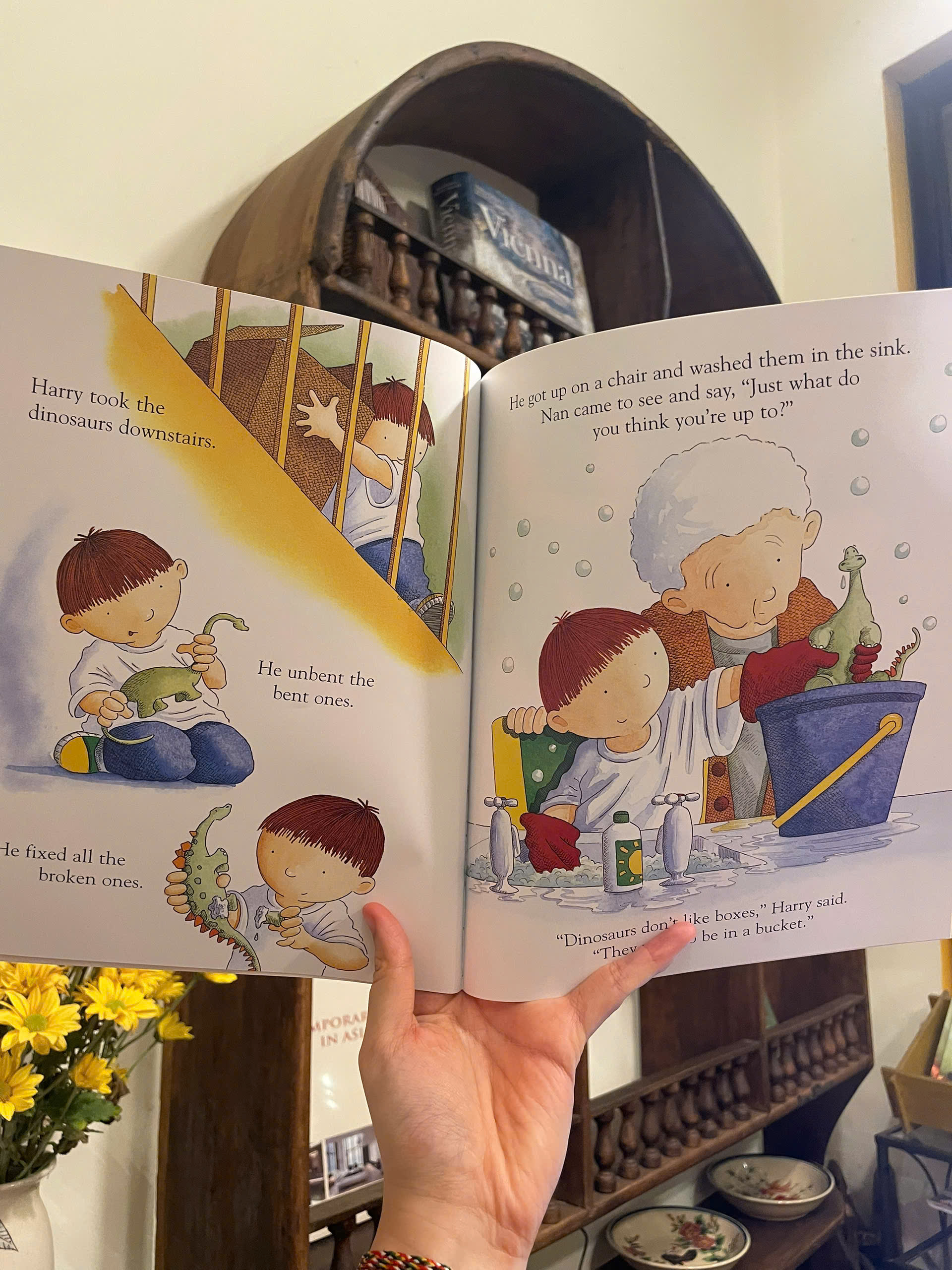 Sách - Harry and the Bucketful of Dinosaurs by Ian Whybrow - English Books / Children's Books