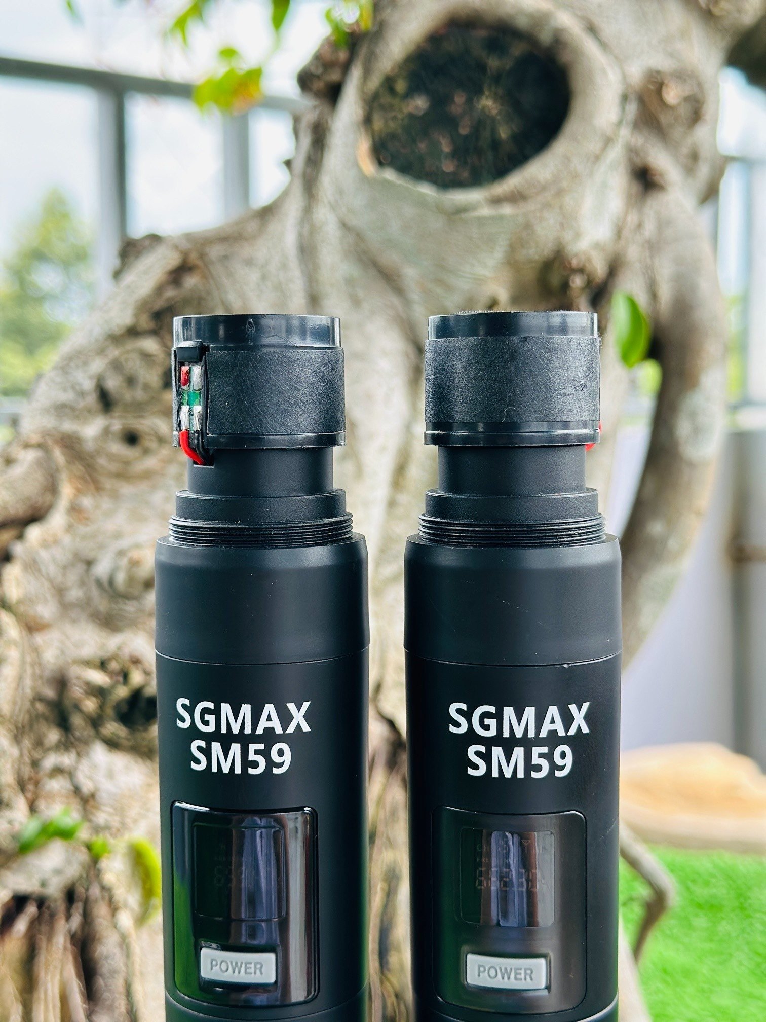 SGMax SM59- Micro Karaoke Không Dây Chính Hãng Chống Hù Rè Tốt Hỗ Trợ Nâng Giọng Hát Khi Hát Sạc Pin Trực Tiếp Trên Micro Bắt Sóng Xa Đến 15m hàng chính hãng