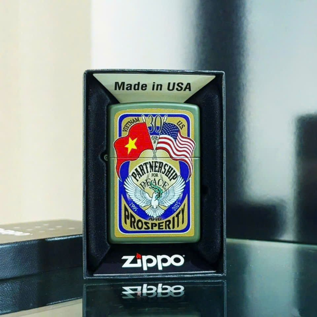 Bật lửa Zippo 221-VNUS30 Kỷ Niệm 30 Năm Quan Hệ Việt - Mỹ (1995-2025) Chính Hãng Mỹ, Thiết Kế Đối Tác Chiến Lược Toàn Diện
