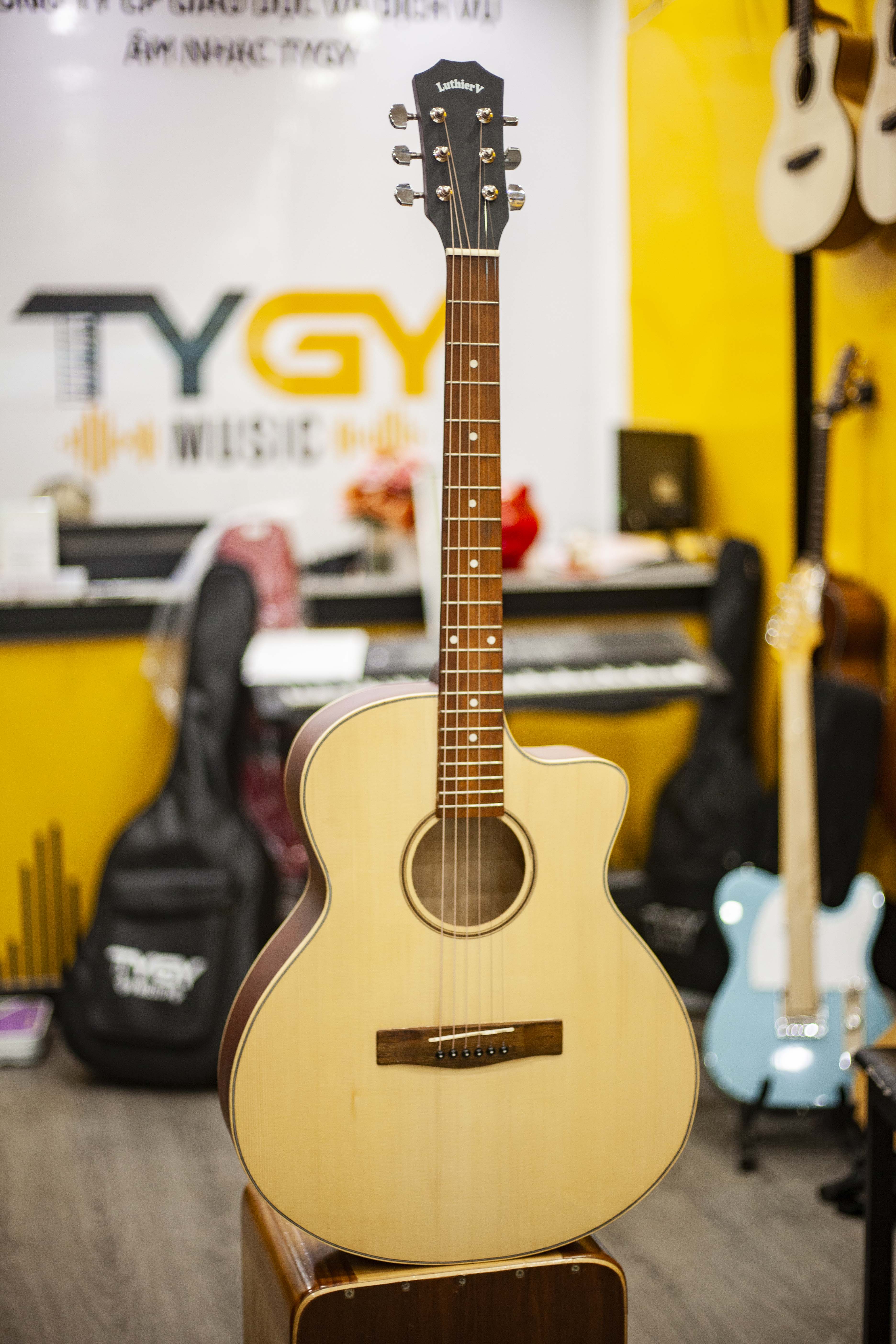 Đàn Guitar Handmade Acoustic Tập Chơi LVT-70 (solid top) -Action thấp dễ bấm