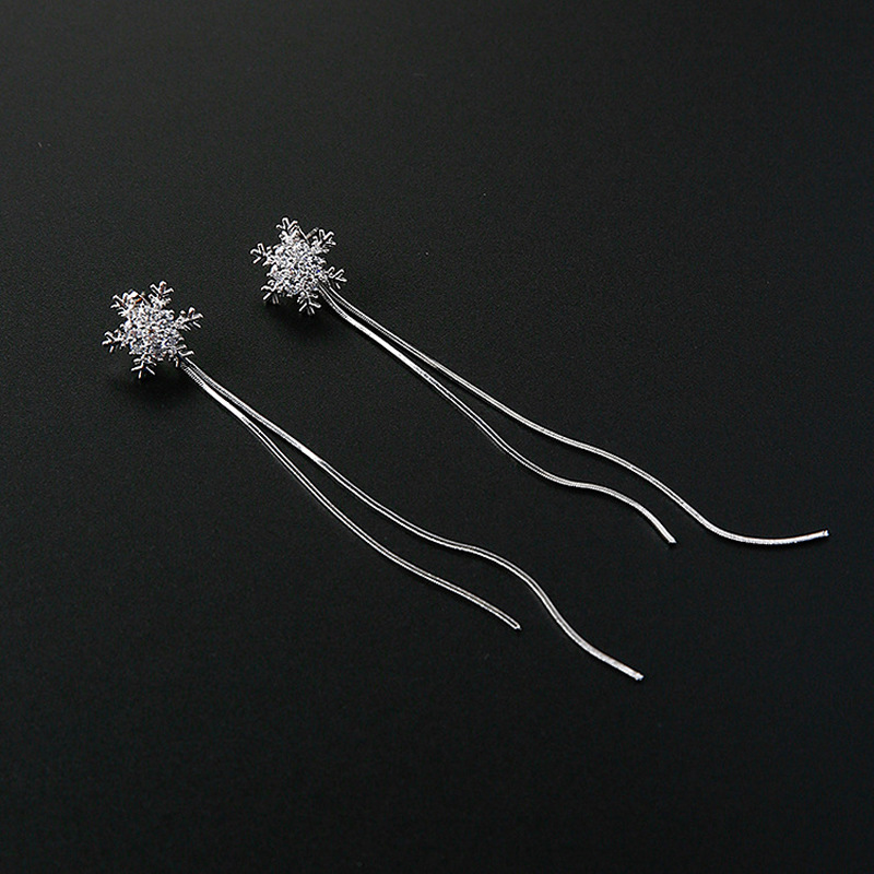 Bông tai hoa tuyết đá dáng dài sang chảnh