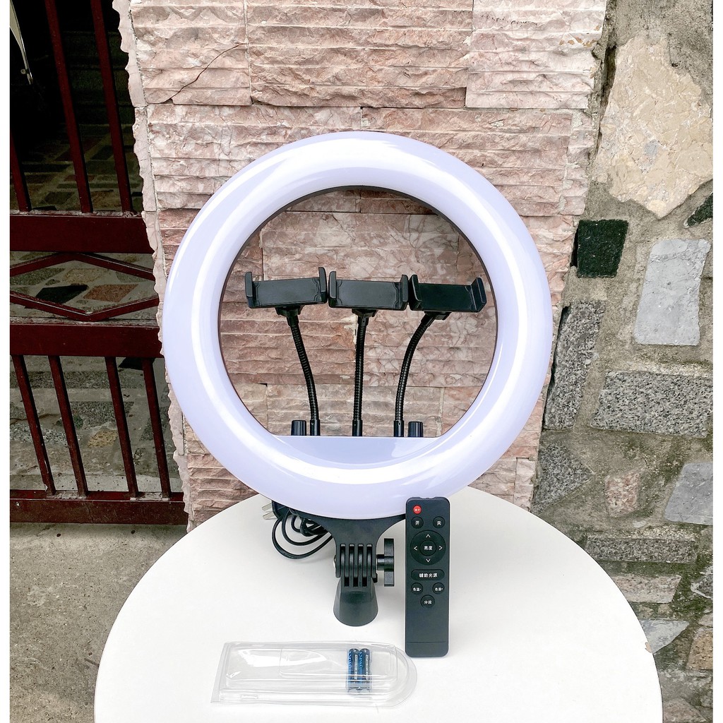 Đèn Livestream 36cm Selfiecom Hỗ trợ ánh sáng bán hàng online, quay tiktok, chụp hình, v.v... Với 2 chế độ sáng , đèn có khả năng tự tản nhiệt, độ sáng >3600Lux