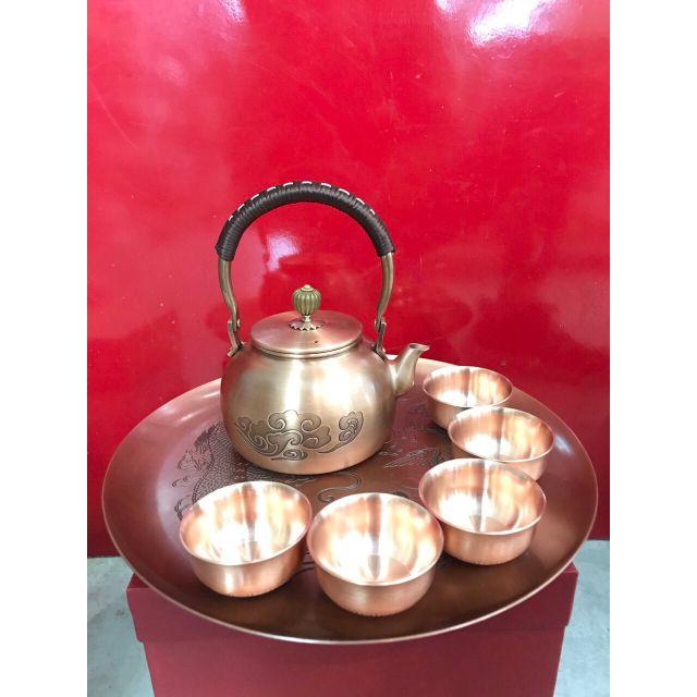 Bộ ấm chén bằng đồng đỏ.