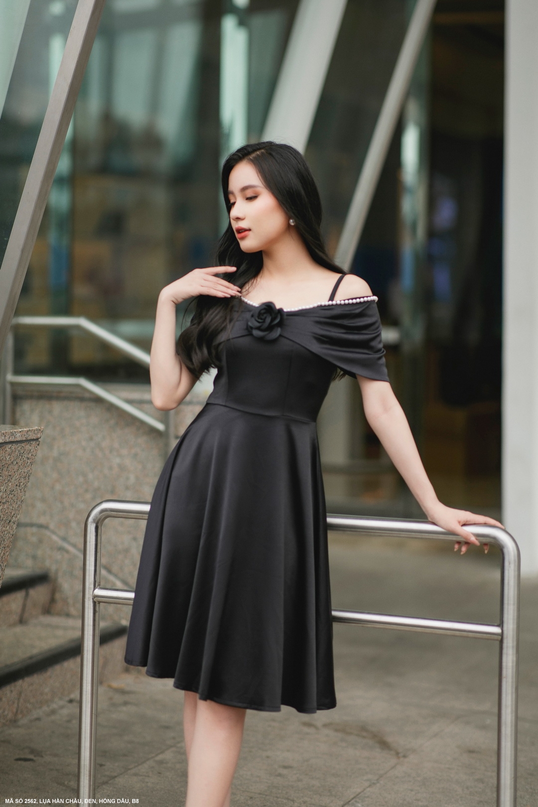 ĐẦM XÒE VAI CHOÀNG ĐÍNH NGỌC TRAI VÀ HOA HỒNG