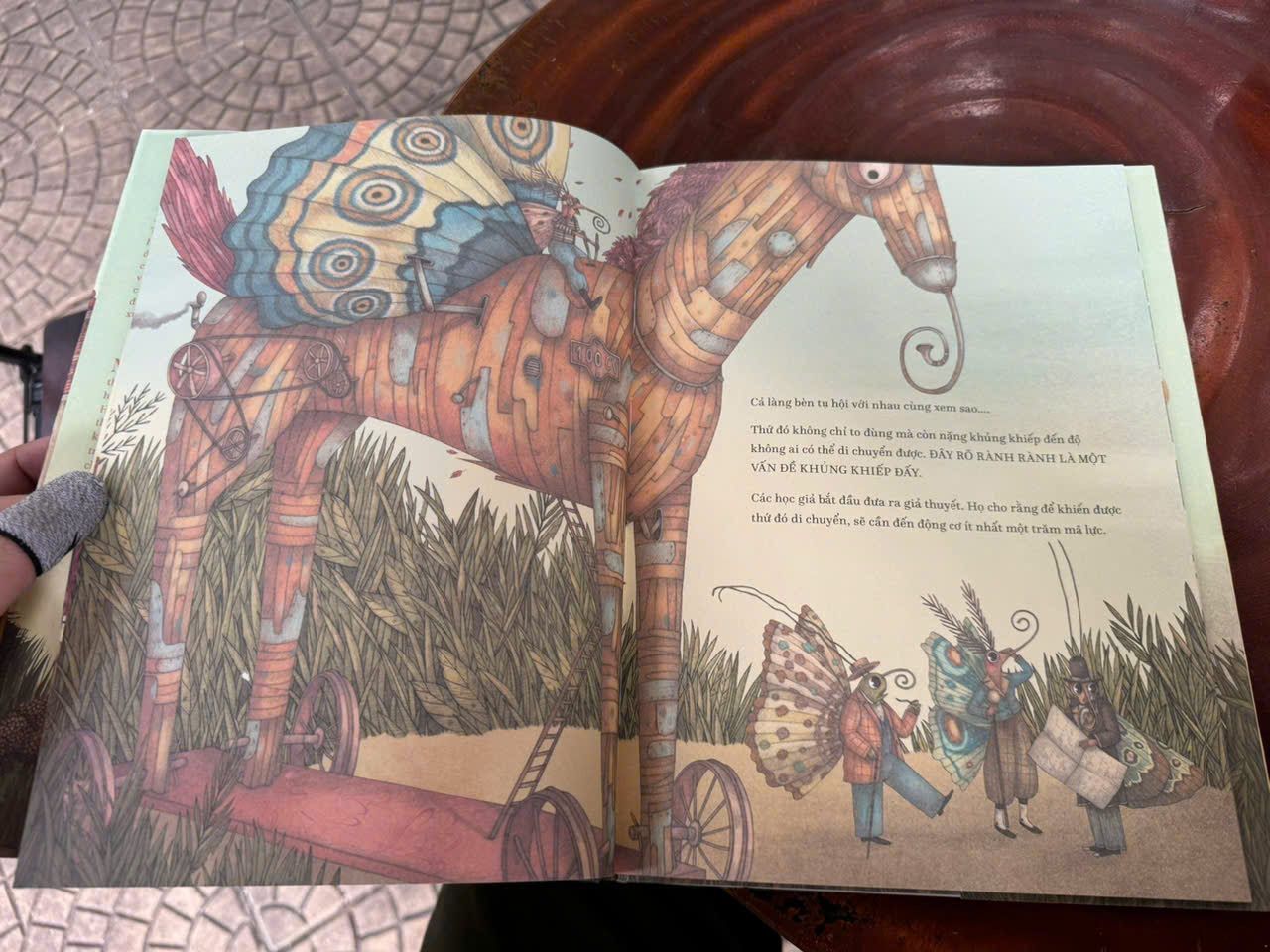 TO NHƯ TRÁI NÚI, NHẸ TỰA LÔNG HỒNG – Davide Calì - Marco Somà minh họa – Crabit Kidbooks - NXB Hà Nội