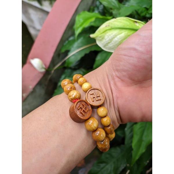 Vòng lắc tay nữ người lớn gỗ dâu tằm loại hạt 10 ly charm chữ vạn