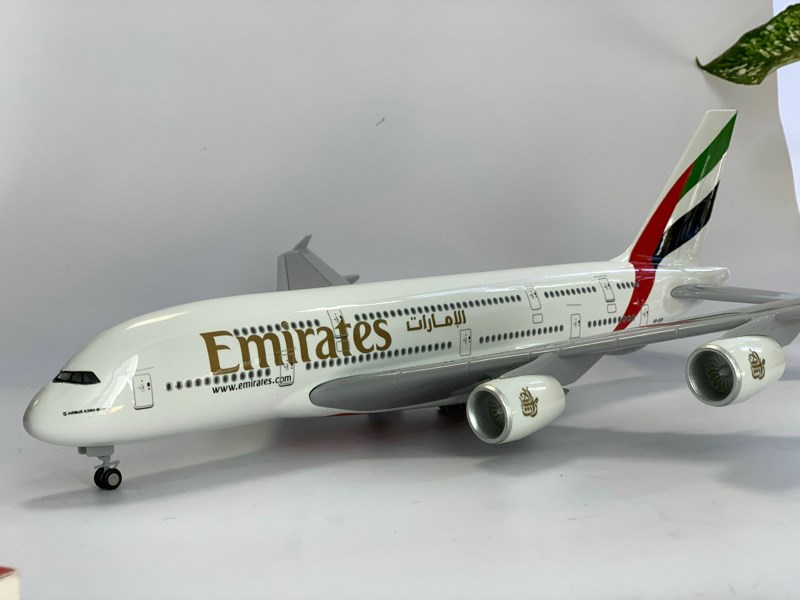 Mô hình máy bay Emirates Airlines 47 cm A380 UAE 4 động cơ có đèn led bánh xe