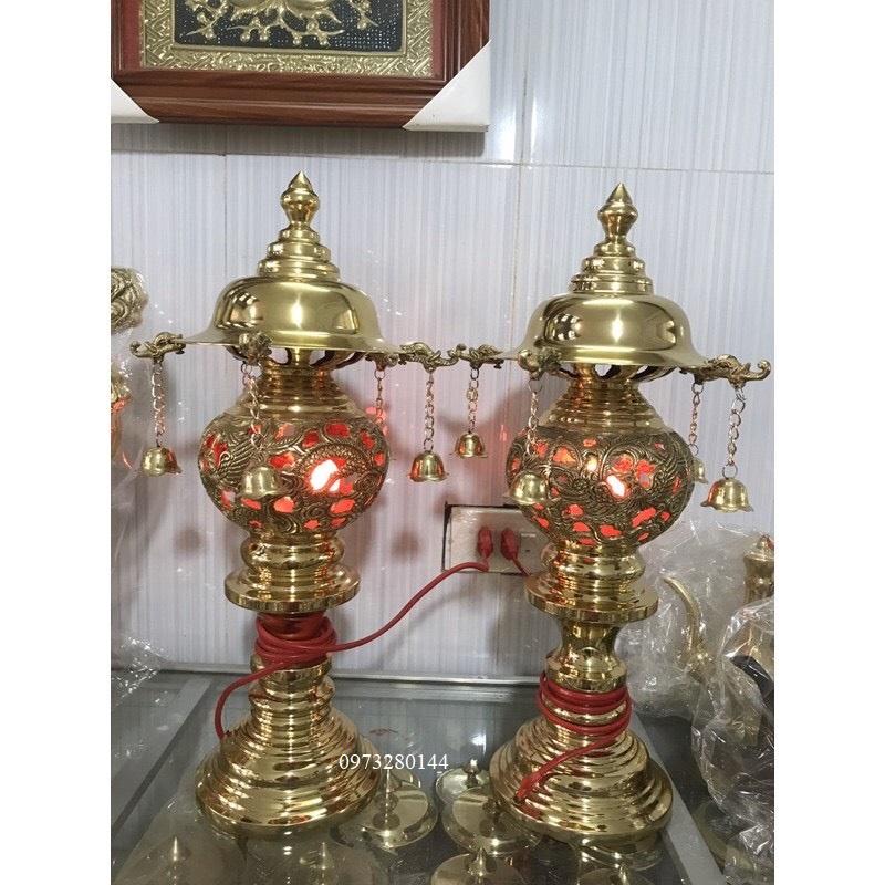 Đôi đèn thờ bằng đồng họa tiết rồng phượng có chuông cao 50cm chất liệu đồng vàng