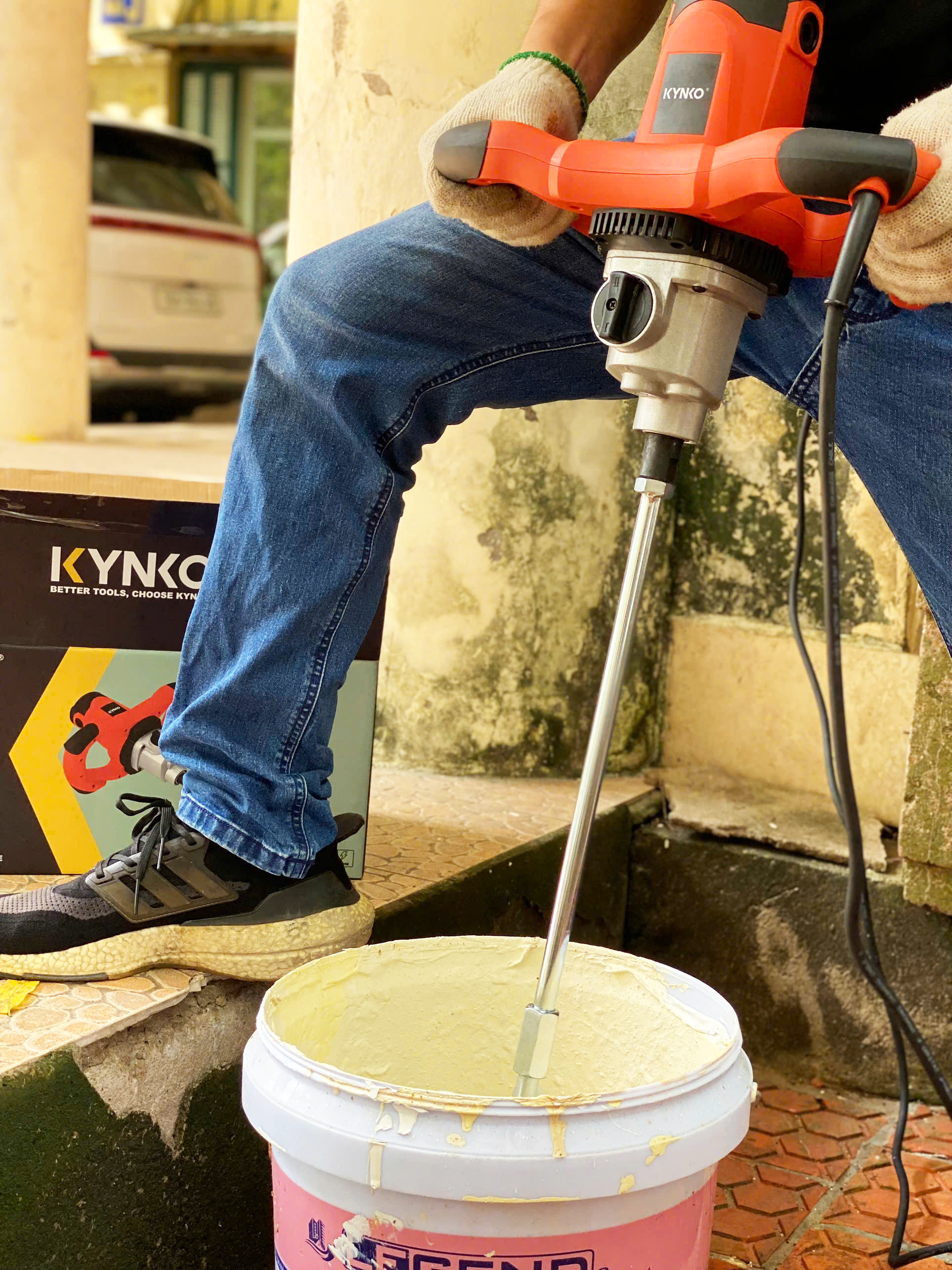 Máy khuấy sơn chuyên dụng cầm tay chính hãng Kynko KD61 - 140