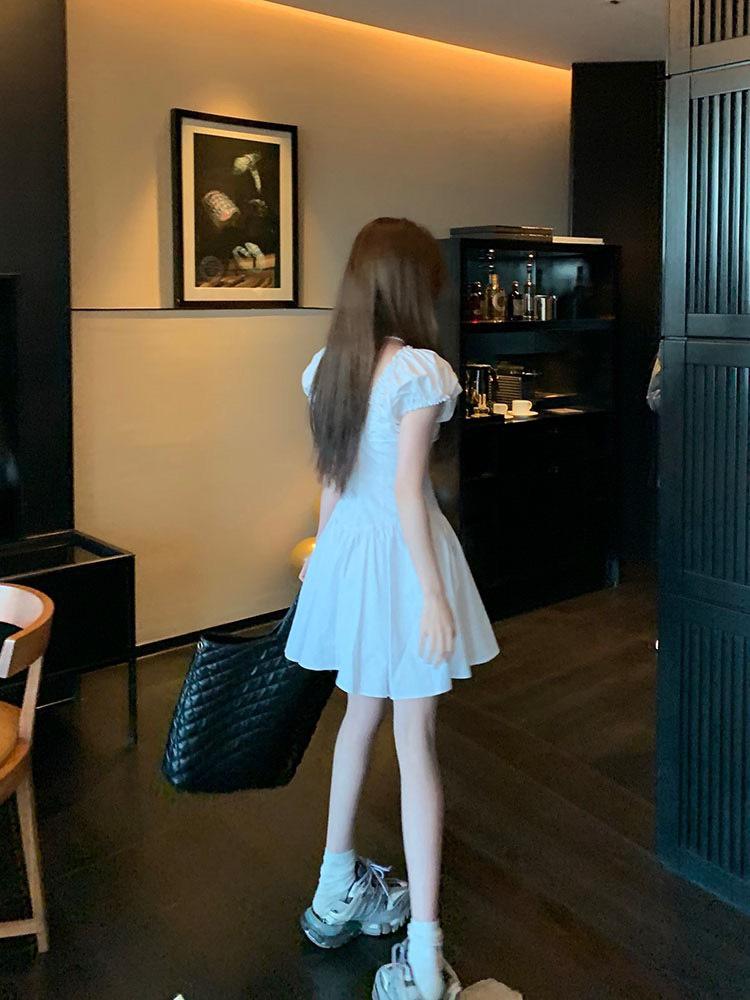 Đầm xòe cổ v sát nách xinh xắn