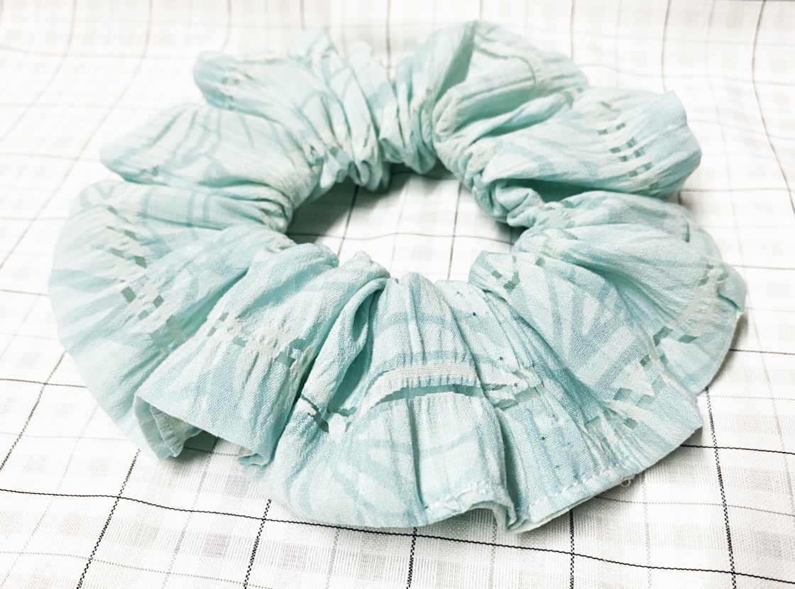 Dây cột tóc scrunchies xanh hoa văn size trung