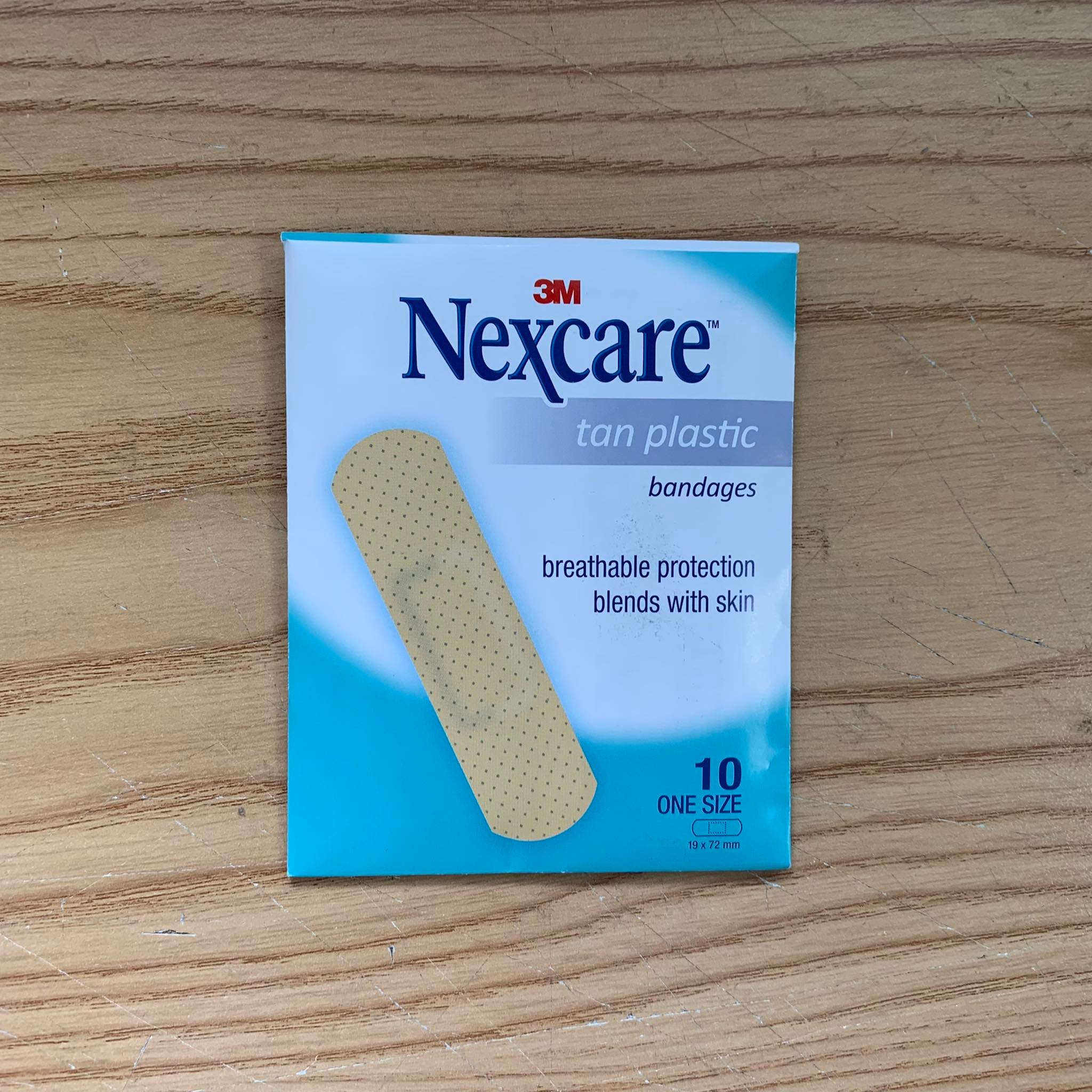 Hộp băng Keo Cá Nhân 3M Nexcare Tan, 10 Miếng/Gói, 10 Gói/Hộp, sản xuất tại Thái Lan