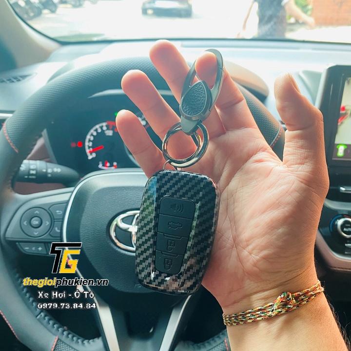 Ốp chìa khóa Carbon Toyota Camry 2019 kèm móc đeo INOX