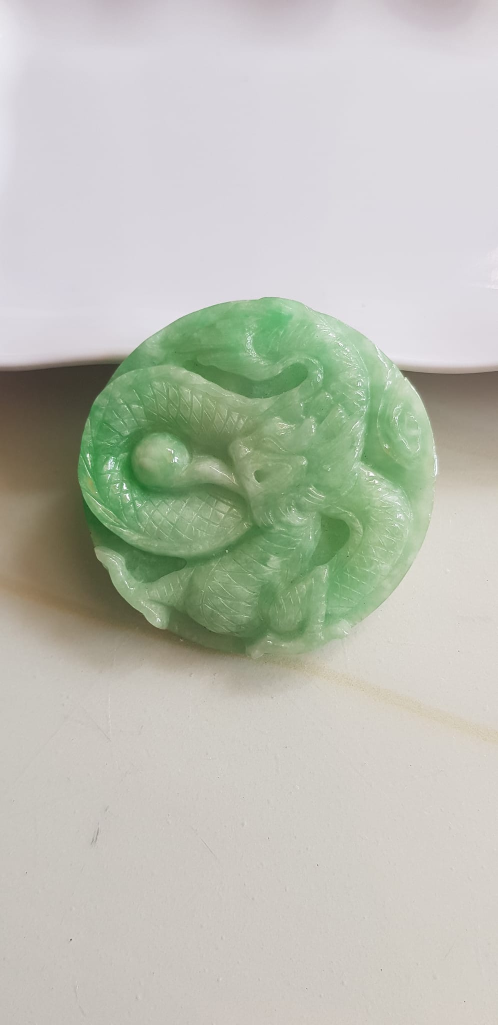 Mặt dây chuyền Nam to trạm rồng lượn nổi nhả ngọc đá ngọc cẩm thạch tự nhiên Size tròn to đường kính 53mm x dầy 6mm Màu xanh Ngọc Tươi bóng đẹp lắm luôn nam bọc vàng đeo với dây chuyền của mình thiệt đẹp lắm luôn nha ạ