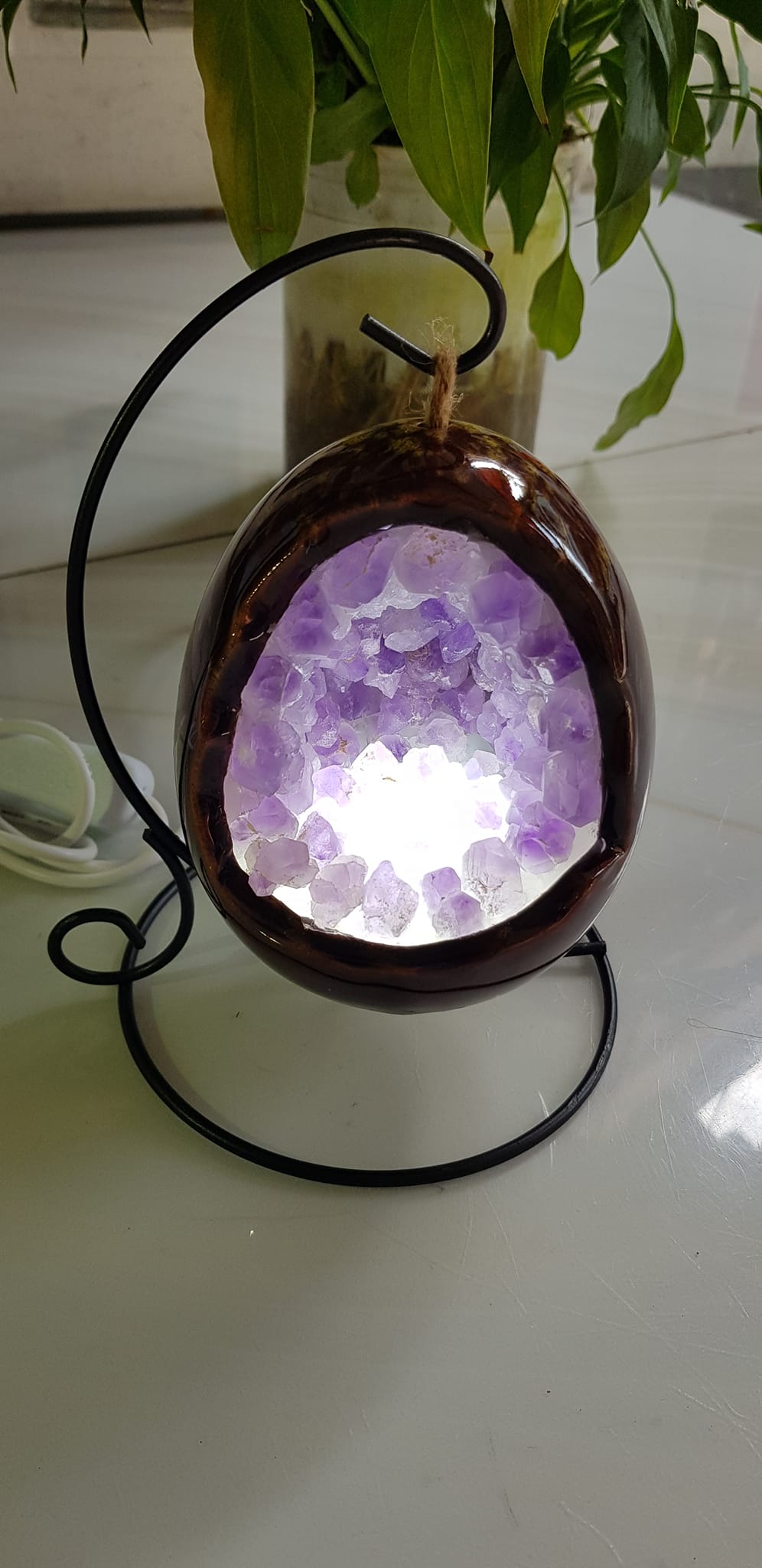 Miếng thạch anh tím tự nhiên hốc sâu có đế kiểu có đèn điện công dụng hút tài lộc Size cả chân Cao 16cm đk 12cm miếng tím cao 10cm x đk 8cm Anh Chị để bàn trang trí nhà bàn thờ Thần Tài và treo trong phòng làm đèn ngủ may mắn màu tím thật sự rất tốt đẹp ạ