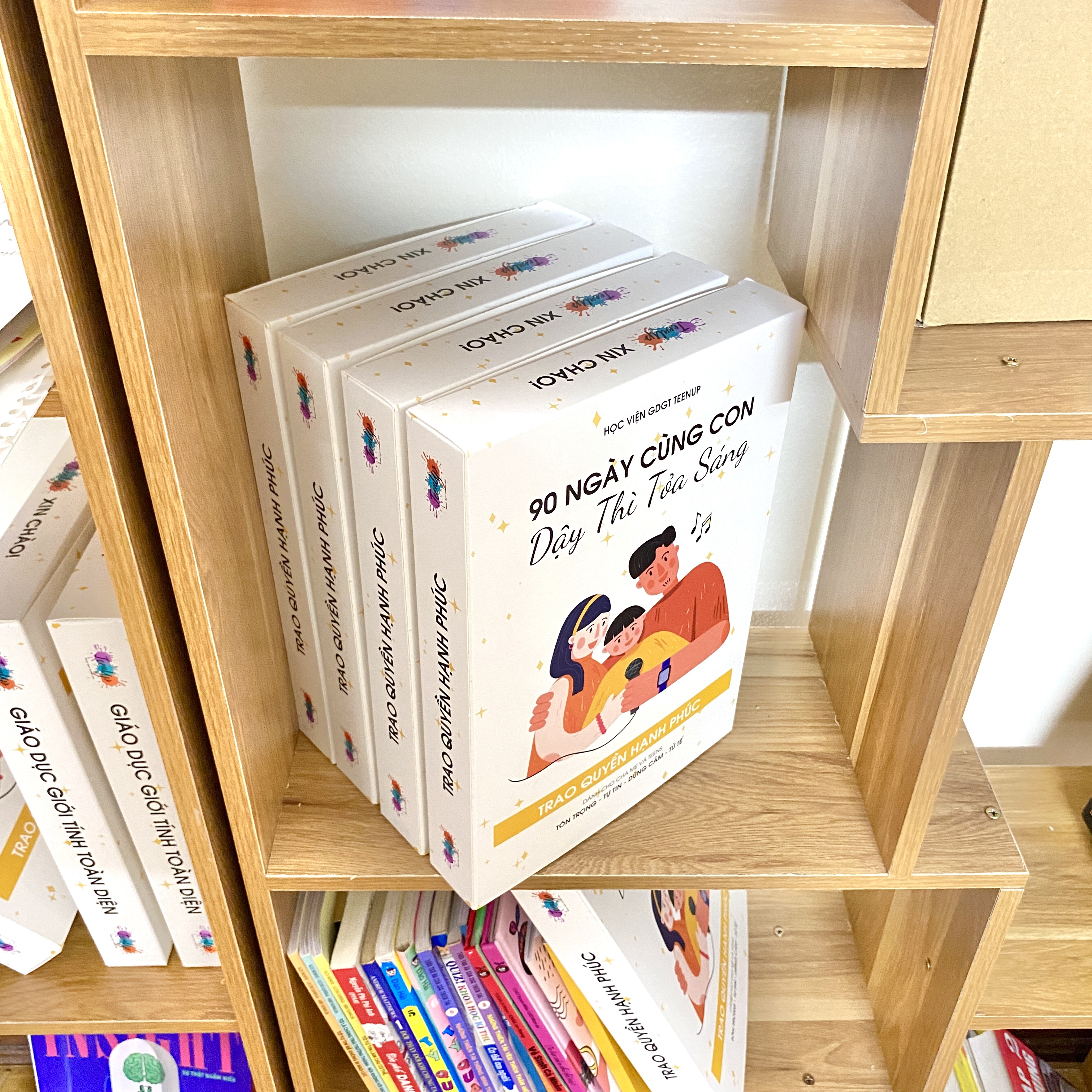 Bộ sách TeenUp “90 ngày cùng con dậy thì tỏa sáng” WEGROW - Sách giáo dục giới tính toàn diện đầu tiên tại Việt Nam, giúp cha mẹ đồng hành cùng con tuổi dậy thì