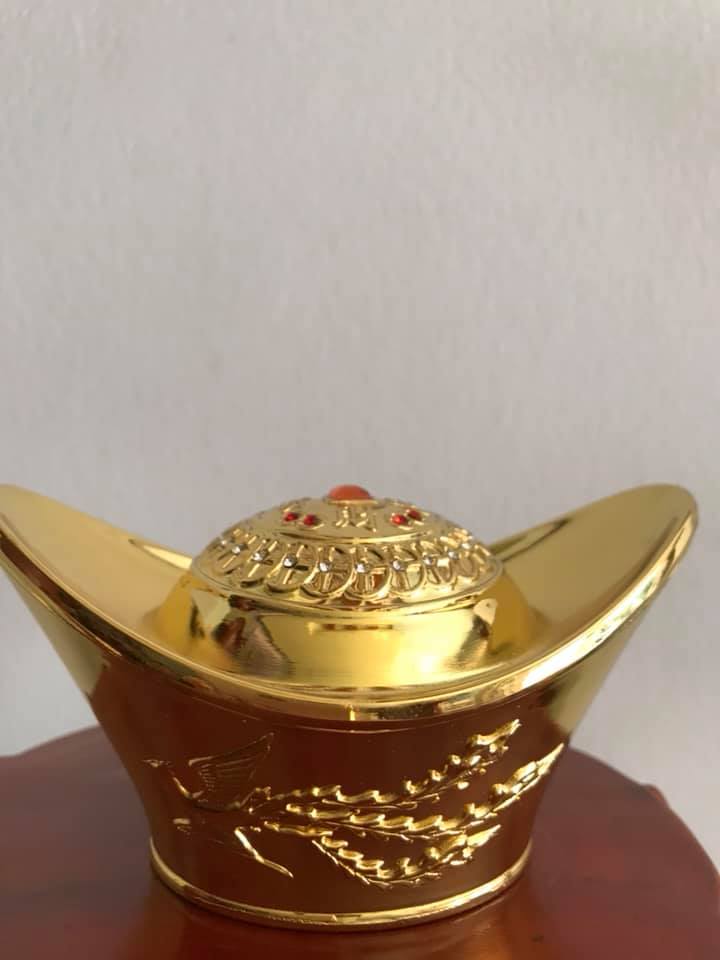 THỎI VÀNG MAY MẮN CHẤT LIỆU ĐỒNG MẠ VÀNG TRẠM HÌNH RỒNG LƯỢN Và CHIM PHƯỢNG HOÀNG 2 BÊN PHÍA TRÊN DÃY TIỀN ĐẸP Dài 11cm x Ngang 7,5cmxCao 6,5cm