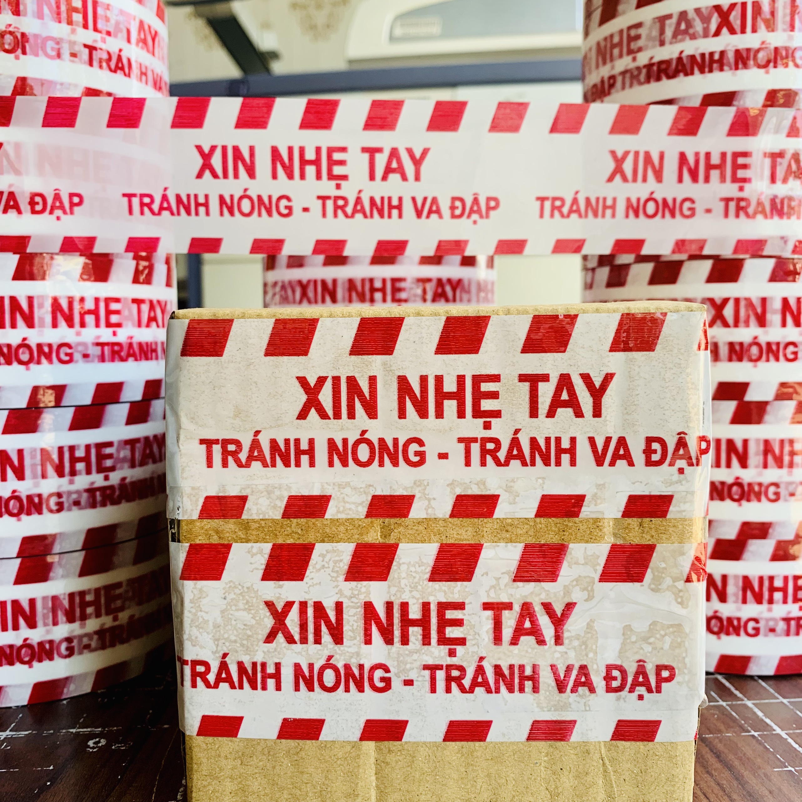 Cuộn Băng keo " Xin Nhẹ Tay " - Bản 48mm 100Y SPP111