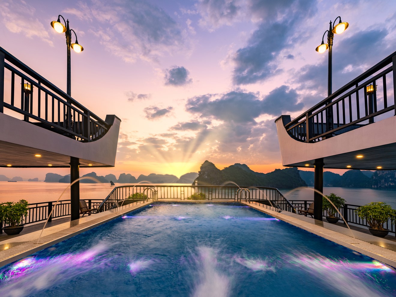 Voucher 2N1Đ Ngủ Đêm Trên Du Thuyền 5 sao Rita Cruise Sang Trọng Tại Vịnh Hạ Long