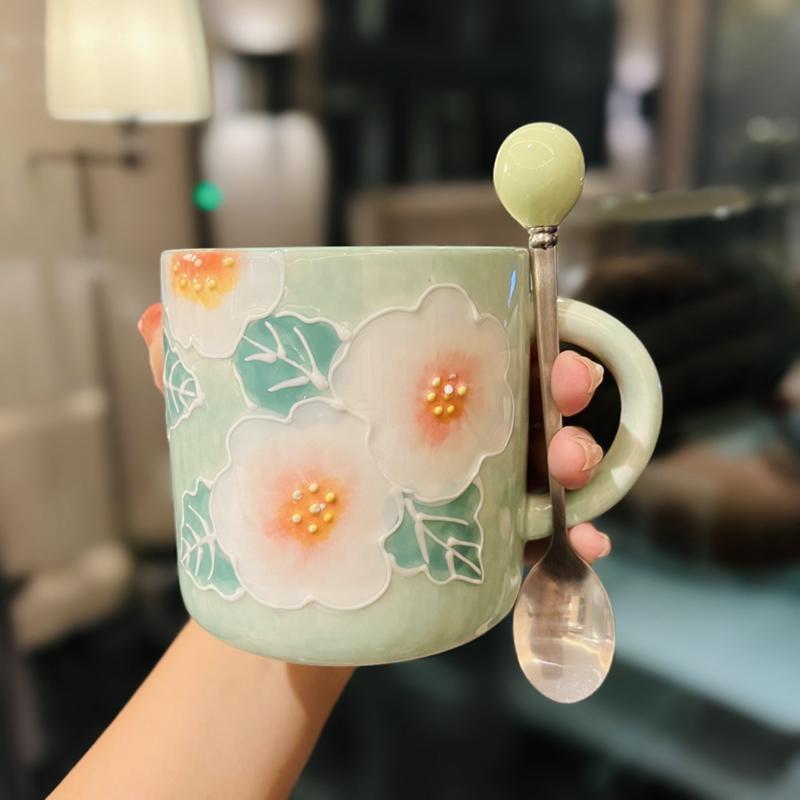 Cốc Sứ Tráng Men Nhật Bản Seto Yaki Thủ Công Vẽ Tay - Hoạ Tiết Bông Hoa Lê Có Thìa