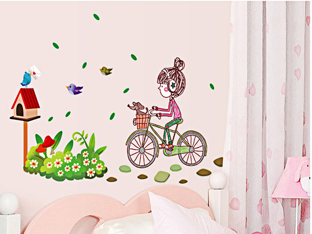 DECAL DÁN TƯỜNG LUVINA BÉ ĐẠP XE ĐEO TAI NGHE