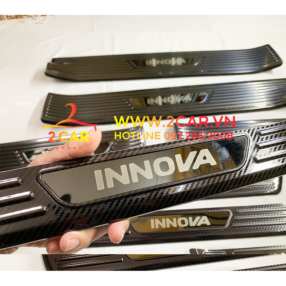 Ốp bậc cửa, nẹp bước chân trong, ngoài xe Toyota Innova đời 2017- 2022 vân cacbon cao cấp