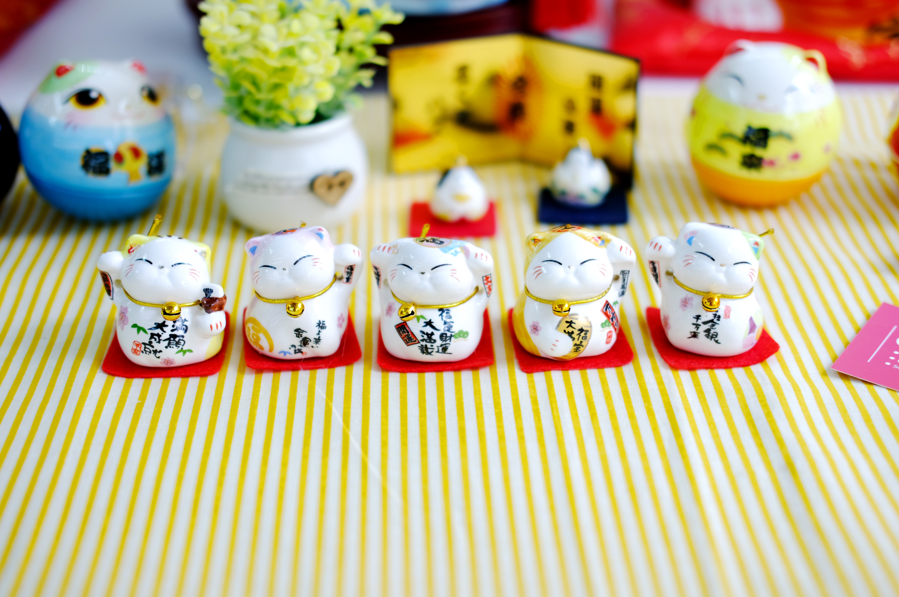 Set 5 Mèo Thần tài Tí hon thảm đỏ cao 4cm