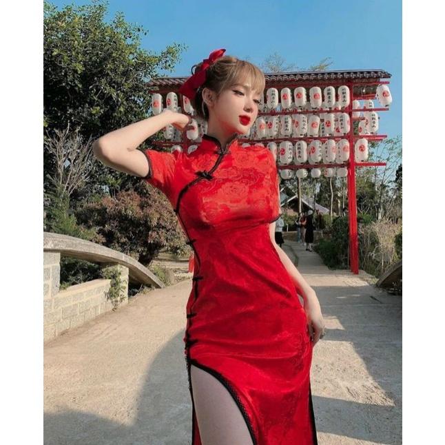 Đầm đỏ cổ tàu viền đen cài nút xẻ đùi